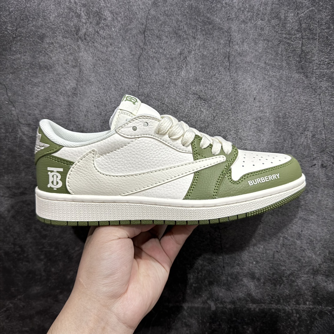 【定制版】Travis Scott x Nike Air Jordan 1 Low x BURBERRY 米绿nAir Jordan 1 Low 反转米绿倒钩 纯原版本n全鞋采用原装头层皮，用料扎实 精雕细琢n鞋型极致还原 飞翼3D打印改良 深度立体四线中底拉帮皮料选材 钢印 背胶一应俱全 全新批次 原装原模大底全鞋原厂定制皮料，手感细腻正确折边工艺 完美细节诠释 官方货号：QY0966 115 Size：36 36.5 37.5 38 38.5 39 40 40.5 41 42 42.5 43 44 44.5 45 编码：CC280300-鞋库