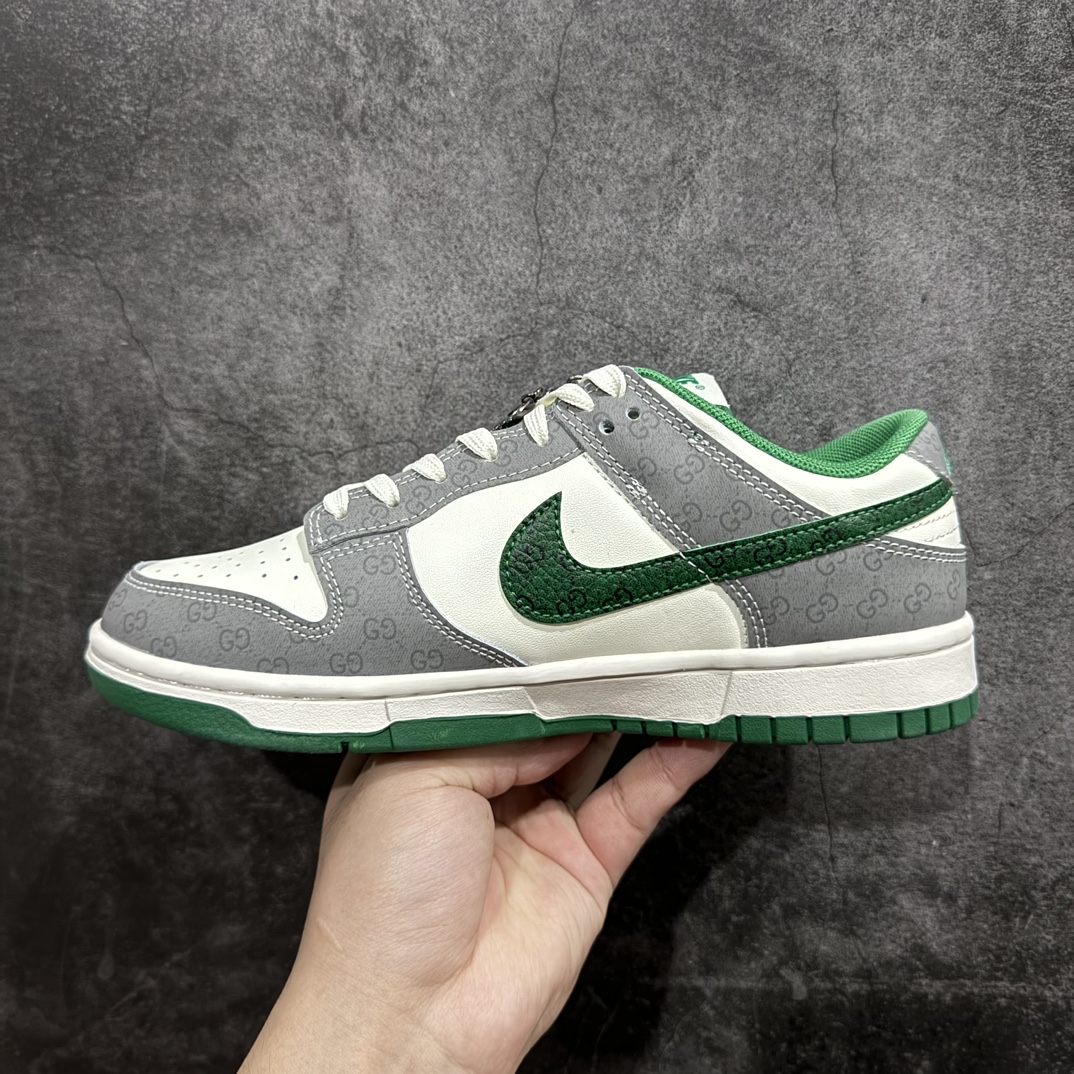 图片[2]-【定制版】Nike SB Dunk Low“古驰联名—暗纹双G灰绿勾”周年高端定制 低帮休闲板鞋 定制鞋盒 大厂纯原品质出货 超高清洁度 皮料切割干净无任何毛边 细节完美货号：SF1588-134nSize:36 36.5 37.5 38 38.5 39 40 40.5 41 42 42.5 43 44 44.5 45 编码：HXS260280-鞋库