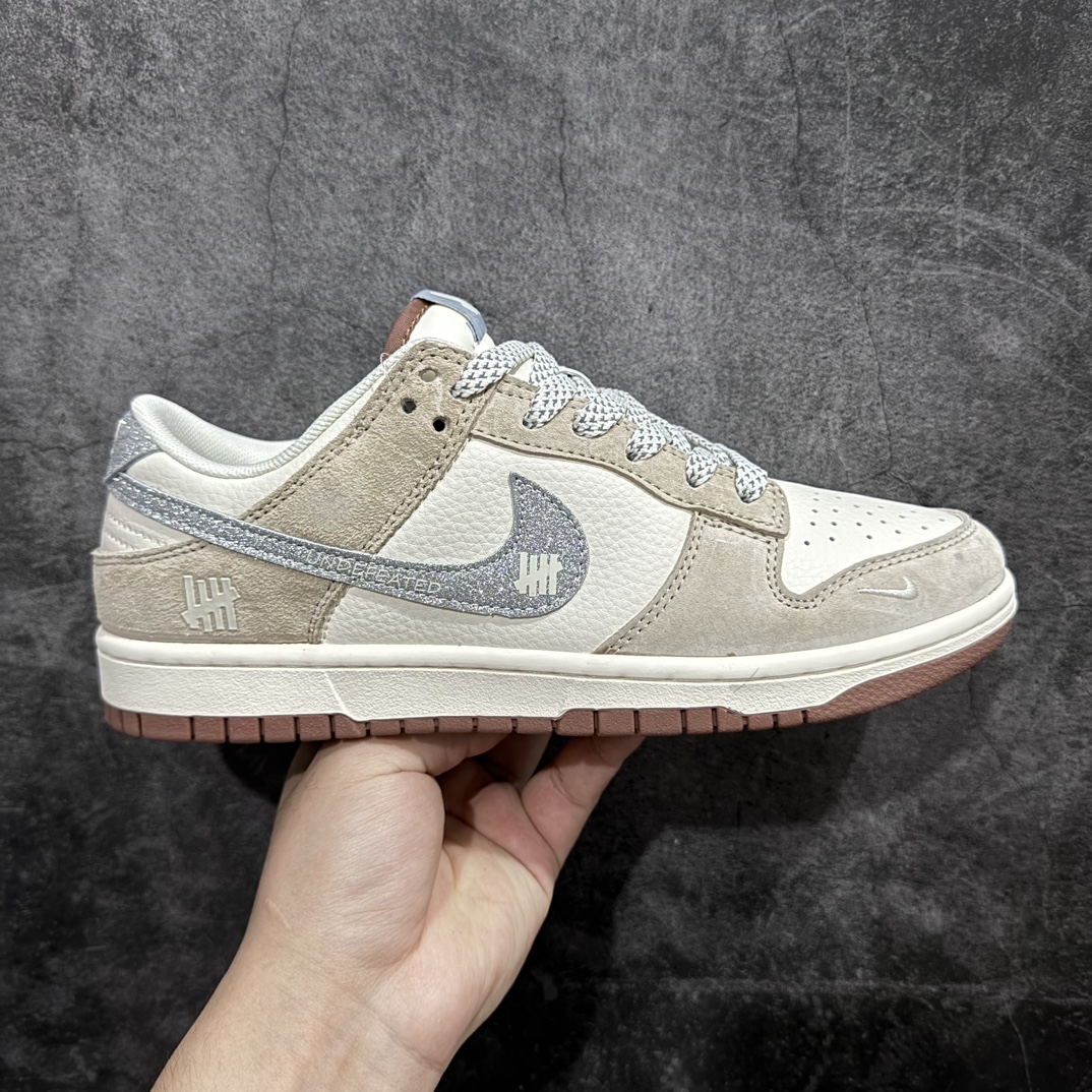 【定制版】Nk SB Dunk Low UN联名-浅棕亮银勾 周年高端定制 低帮休闲板鞋 CF3688-013rn#定制鞋盒 大厂纯原品质出货 超高清洁度 皮料切割干净无任何毛边 细节完美 r 尺码：36 36.5 37.5 38 38.5 39 40 40.5 41 42 42.5 43 44 44.5 45 编码：HXS320340-鞋库