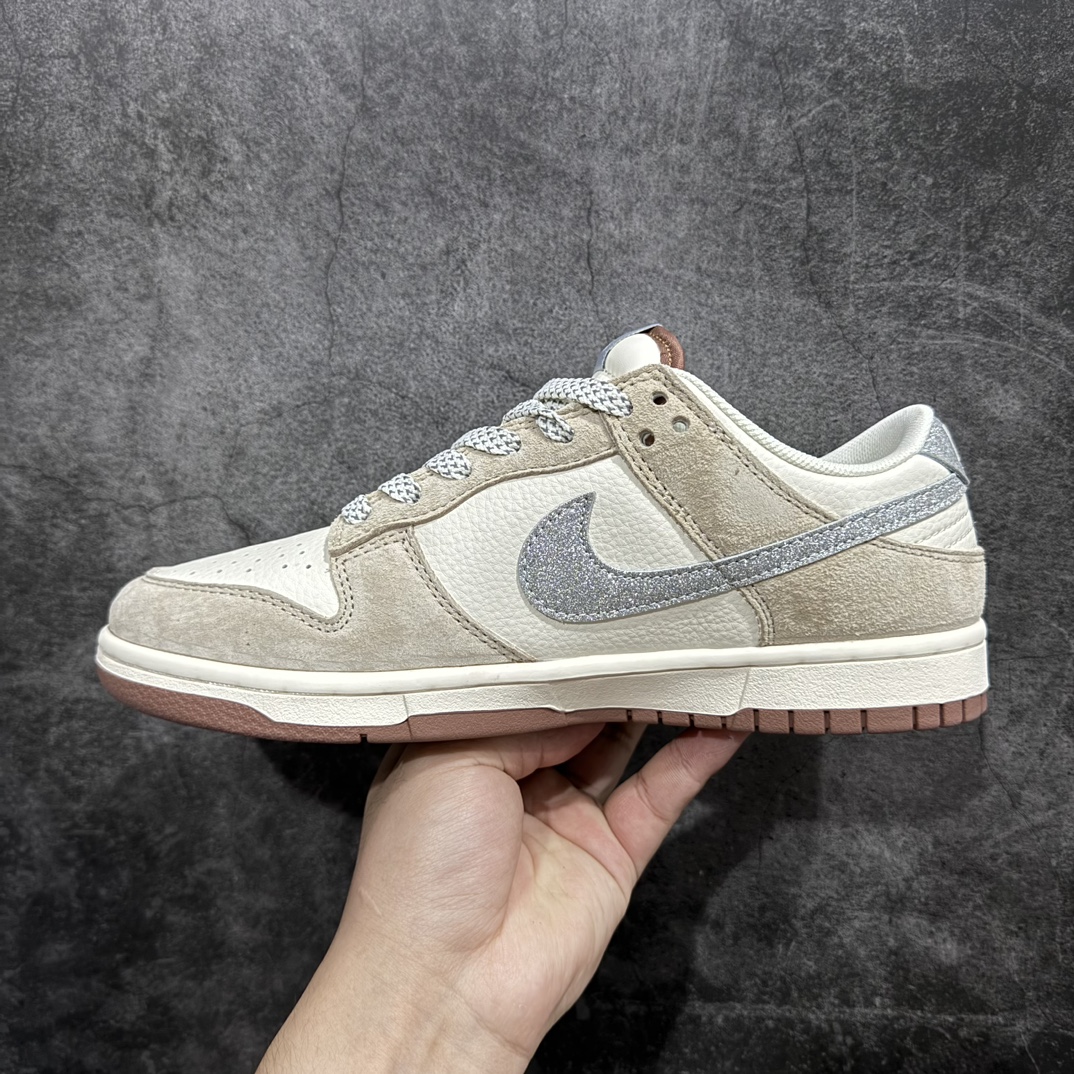 图片[2]-【定制版】Nk SB Dunk Low UN联名-浅棕亮银勾 周年高端定制 低帮休闲板鞋 CF3688-013rn#定制鞋盒 大厂纯原品质出货 超高清洁度 皮料切割干净无任何毛边 细节完美 r 尺码：36 36.5 37.5 38 38.5 39 40 40.5 41 42 42.5 43 44 44.5 45 编码：HXS320340-鞋库