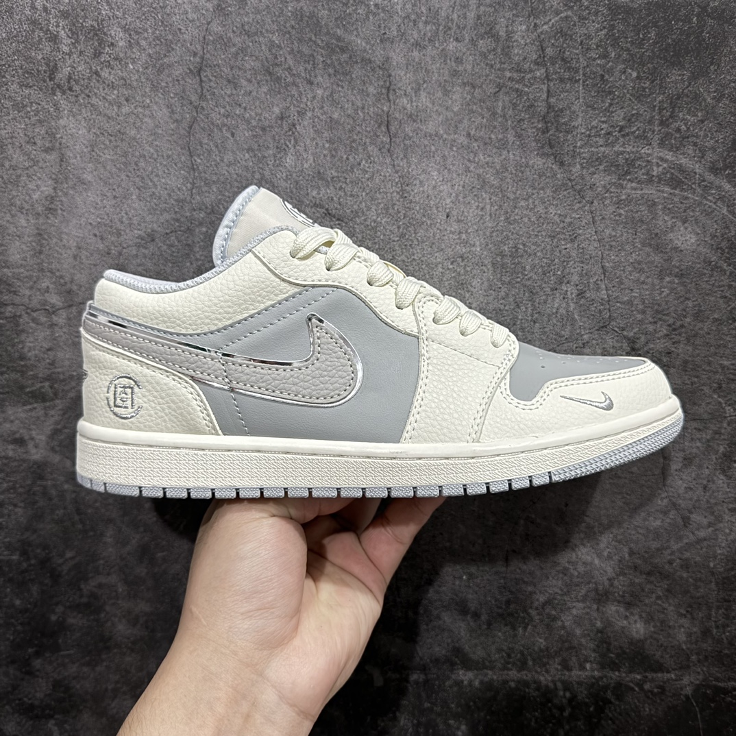 【定制版】Air Jordan 1 Low AJ1 乔1 冠希联名-米白银边灰 高端定制 低帮复古篮球鞋 DC2024-024rn#定制鞋盒 大厂纯原品质出货 超高清洁度 皮料切割干净无任何毛边 细节完美 r 尺码：36 36.5 37.5 38 38.5 39 40 40.5 41 42 42.5 43 44 44.5 45 编码：HXS320340-鞋库