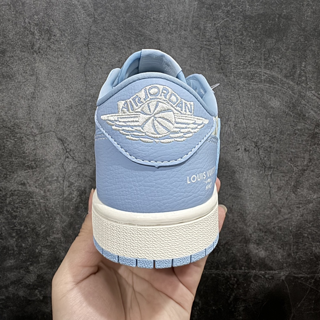 图片[4]-【定制版】Travis Scott x Fragment Design x Air Jordan 1 Low OG SP AJ1 乔1 LV联名-印花大学蓝 低帮文化休闲板鞋 LX1988-104rnn多方联名合作融合了Travis Scott 独特的音乐风格，藤原浩个性的设计风格以及Jordan品牌的经典元素 使其成为一双具有独特身份和价值的鞋子 清新而立体的外观加上联名标识更突出了其独特身份 这种配色方案显示出活力和时尚感 在视觉上引人注目  鞋身的质感和细腻的细节处理使其显得高端而格调十足  这款“倒钩”联名是设计与创意完美结合  融合多方的个性风格是一款备受瞩目的潮流鞋款  低帮休闲板鞋 定制鞋盒 大厂纯原品质出货 超高清洁度 皮料切割干净无任何毛边 细节完美 r 尺码：36 36.5 37.5 38 38.5 39 40 40.5 41 42 42.5 43 44 44.5 45  编码：HXS320340-鞋库