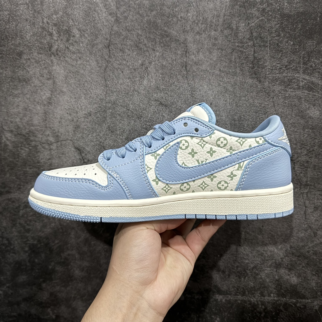 图片[2]-【定制版】Travis Scott x Fragment Design x Air Jordan 1 Low OG SP AJ1 乔1 LV联名-印花大学蓝 低帮文化休闲板鞋 LX1988-104rnn多方联名合作融合了Travis Scott 独特的音乐风格，藤原浩个性的设计风格以及Jordan品牌的经典元素 使其成为一双具有独特身份和价值的鞋子 清新而立体的外观加上联名标识更突出了其独特身份 这种配色方案显示出活力和时尚感 在视觉上引人注目  鞋身的质感和细腻的细节处理使其显得高端而格调十足  这款“倒钩”联名是设计与创意完美结合  融合多方的个性风格是一款备受瞩目的潮流鞋款  低帮休闲板鞋 定制鞋盒 大厂纯原品质出货 超高清洁度 皮料切割干净无任何毛边 细节完美 r 尺码：36 36.5 37.5 38 38.5 39 40 40.5 41 42 42.5 43 44 44.5 45  编码：HXS320340-鞋库