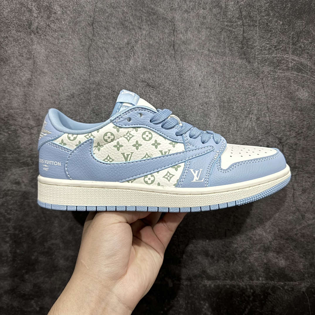 【定制版】Travis Scott x Fragment Design x Air Jordan 1 Low OG SP AJ1 乔1 LV联名-印花大学蓝 低帮文化休闲板鞋 LX1988-104rnn多方联名合作融合了Travis Scott 独特的音乐风格，藤原浩个性的设计风格以及Jordan品牌的经典元素 使其成为一双具有独特身份和价值的鞋子 清新而立体的外观加上联名标识更突出了其独特身份 这种配色方案显示出活力和时尚感 在视觉上引人注目  鞋身的质感和细腻的细节处理使其显得高端而格调十足  这款“倒钩”联名是设计与创意完美结合  融合多方的个性风格是一款备受瞩目的潮流鞋款  低帮休闲板鞋 定制鞋盒 大厂纯原品质出货 超高清洁度 皮料切割干净无任何毛边 细节完美 r 尺码：36 36.5 37.5 38 38.5 39 40 40.5 41 42 42.5 43 44 44.5 45  编码：HXS320340-鞋库