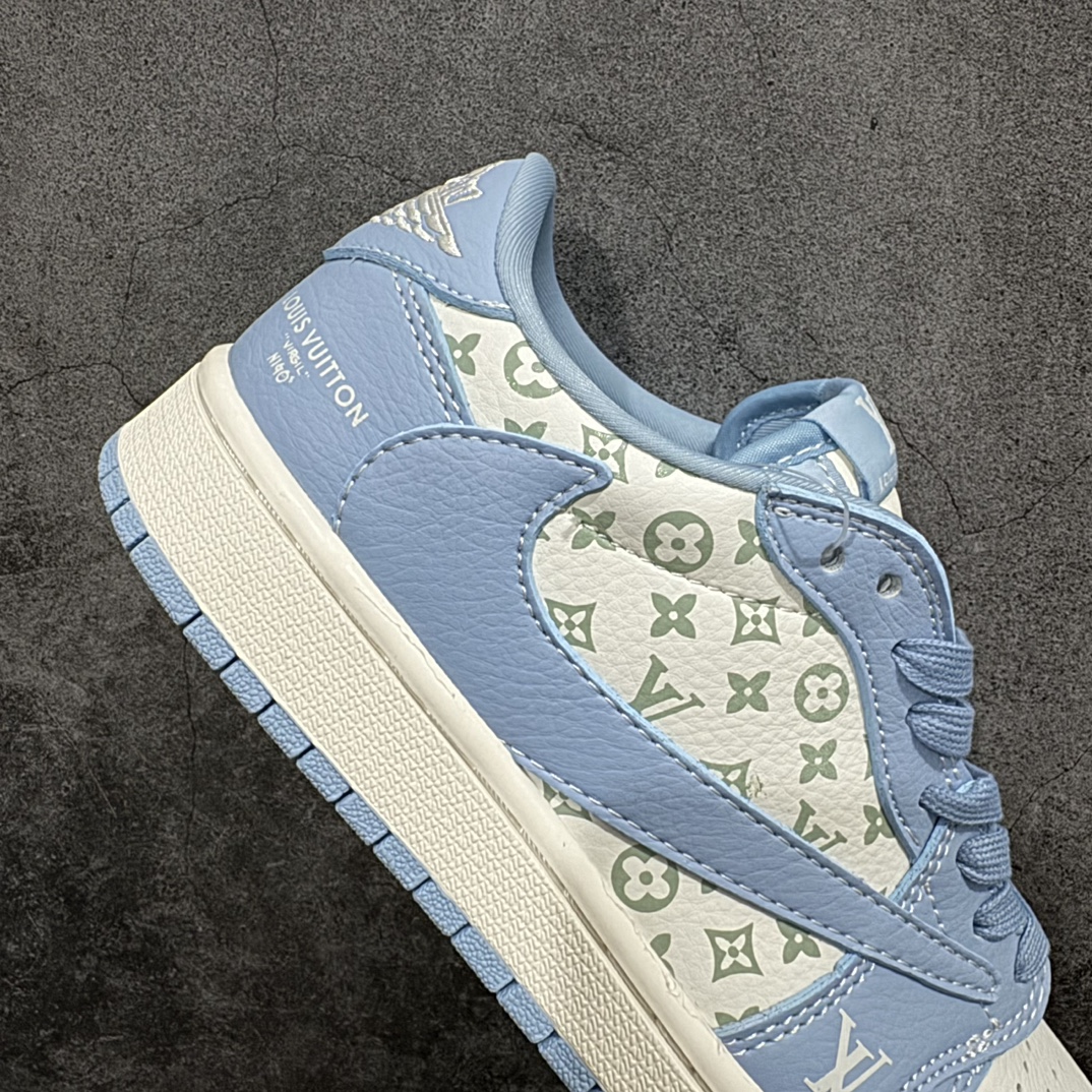 图片[7]-【定制版】Travis Scott x Fragment Design x Air Jordan 1 Low OG SP AJ1 乔1 LV联名-印花大学蓝 低帮文化休闲板鞋 LX1988-104rnn多方联名合作融合了Travis Scott 独特的音乐风格，藤原浩个性的设计风格以及Jordan品牌的经典元素 使其成为一双具有独特身份和价值的鞋子 清新而立体的外观加上联名标识更突出了其独特身份 这种配色方案显示出活力和时尚感 在视觉上引人注目  鞋身的质感和细腻的细节处理使其显得高端而格调十足  这款“倒钩”联名是设计与创意完美结合  融合多方的个性风格是一款备受瞩目的潮流鞋款  低帮休闲板鞋 定制鞋盒 大厂纯原品质出货 超高清洁度 皮料切割干净无任何毛边 细节完美 r 尺码：36 36.5 37.5 38 38.5 39 40 40.5 41 42 42.5 43 44 44.5 45  编码：HXS320340-鞋库