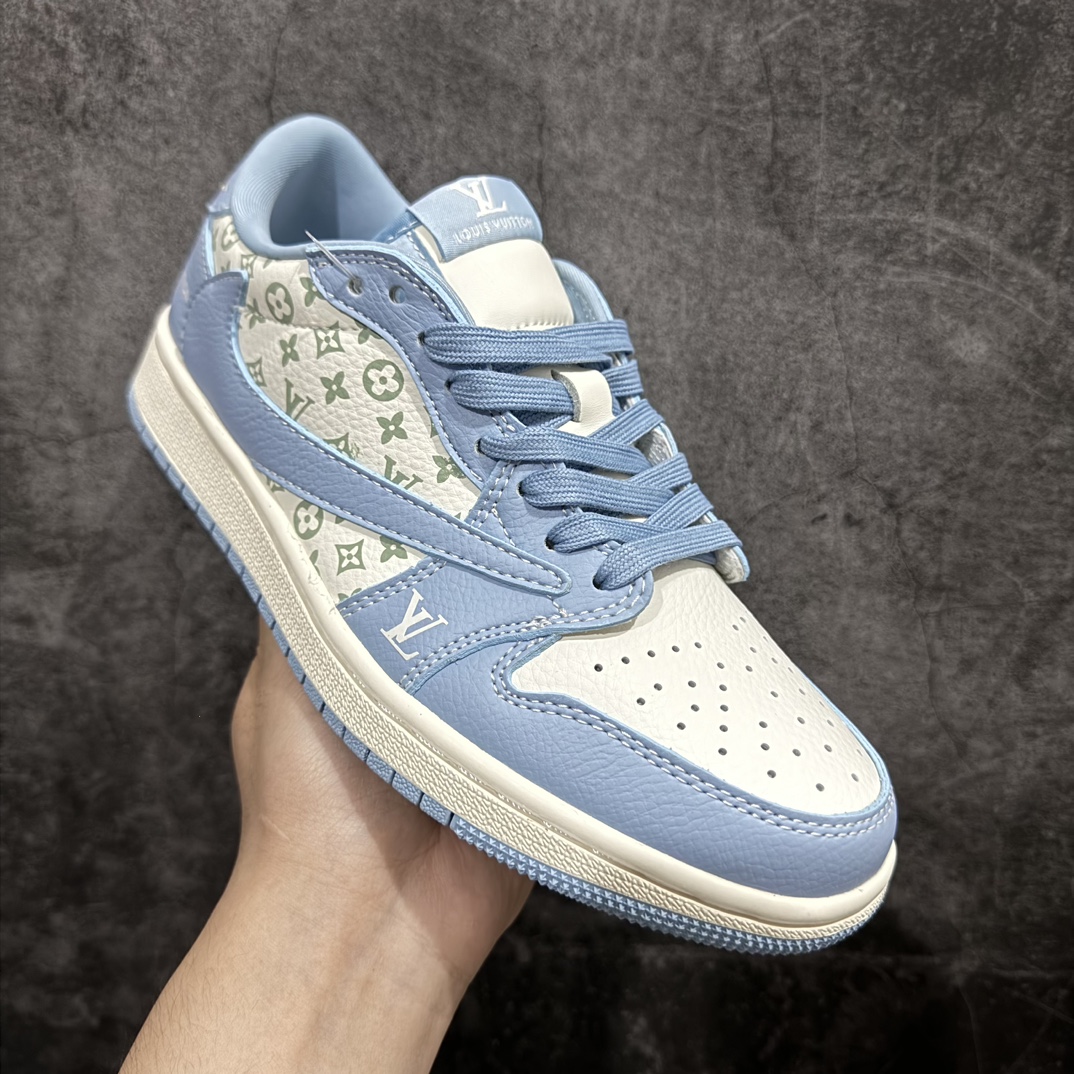 图片[3]-【定制版】Travis Scott x Fragment Design x Air Jordan 1 Low OG SP AJ1 乔1 LV联名-印花大学蓝 低帮文化休闲板鞋 LX1988-104rnn多方联名合作融合了Travis Scott 独特的音乐风格，藤原浩个性的设计风格以及Jordan品牌的经典元素 使其成为一双具有独特身份和价值的鞋子 清新而立体的外观加上联名标识更突出了其独特身份 这种配色方案显示出活力和时尚感 在视觉上引人注目  鞋身的质感和细腻的细节处理使其显得高端而格调十足  这款“倒钩”联名是设计与创意完美结合  融合多方的个性风格是一款备受瞩目的潮流鞋款  低帮休闲板鞋 定制鞋盒 大厂纯原品质出货 超高清洁度 皮料切割干净无任何毛边 细节完美 r 尺码：36 36.5 37.5 38 38.5 39 40 40.5 41 42 42.5 43 44 44.5 45  编码：HXS320340-鞋库