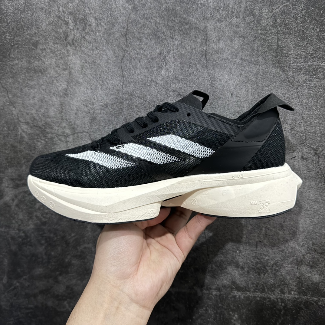 图片[2]-【公司级】adidas Adizero Adios Pro 3 舒适百搭减震防滑耐磨 低帮 碳板 马拉松跑步鞋 波士顿3代夏季透气网眼竞速跑鞋 ID3701nn延续爪型玻璃纤维推进系统 进化为全掌式的ENERGY RODS 2.0 从脚跟到脚趾的一体成形设计 强化整体推进力 提升速度表现 升级透气鞋面更具支撑性 利用ENGINEERED MESH技术进行不同密度织纹 强化支撑性 更使用50%以上的回收材料製成 减低塑料浪费 此外变薄的鞋舌为前掌提供更多空间 提供跑者更好的穿着感受 马牌轮胎大底耐磨性佳 大底全掌采用耐磨的Continental马牌轮胎大底 在各种环境下保有良好抓地力SIZE：36-45 编码：YX240250-鞋库