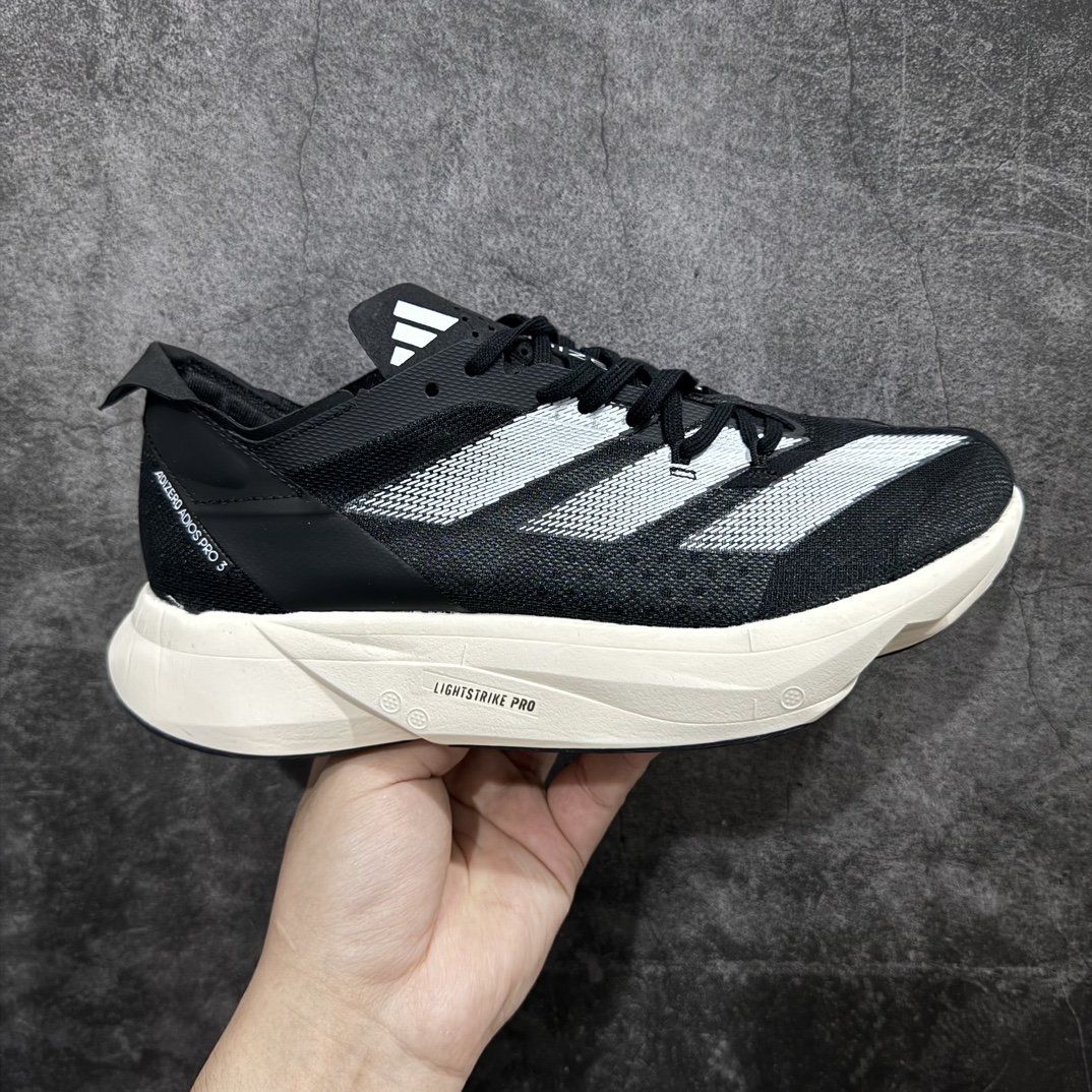 【公司级】adidas Adizero Adios Pro 3 舒适百搭减震防滑耐磨 低帮 碳板 马拉松跑步鞋 波士顿3代夏季透气网眼竞速跑鞋 ID3701nn延续爪型玻璃纤维推进系统 进化为全掌式的ENERGY RODS 2.0 从脚跟到脚趾的一体成形设计 强化整体推进力 提升速度表现 升级透气鞋面更具支撑性 利用ENGINEERED MESH技术进行不同密度织纹 强化支撑性 更使用50%以上的回收材料製成 减低塑料浪费 此外变薄的鞋舌为前掌提供更多空间 提供跑者更好的穿着感受 马牌轮胎大底耐磨性佳 大底全掌采用耐磨的Continental马牌轮胎大底 在各种环境下保有良好抓地力SIZE：36-45 编码：YX240250-鞋库