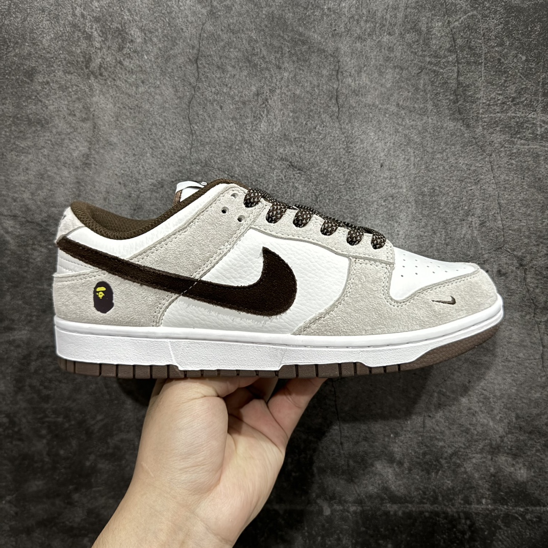 【定制版】Nike SB Dunk Low x BAPE 白棕小钩翻毛满天星n纯原大厂出品 极力推荐👏n原装头层材料 独家版型蒸餾加工n帶來的是更好的视觉和脚感体验n大厂纯原品质出货 清洁度 电绣工艺皮料切割干净无任何毛边 细节完美 官方货号：KK1888 011 尺码：36 36.5 37.5 38 38.5 39 40 40.5 41 42 42.5 43 44 44.5 45 编码：HXS320340-鞋库