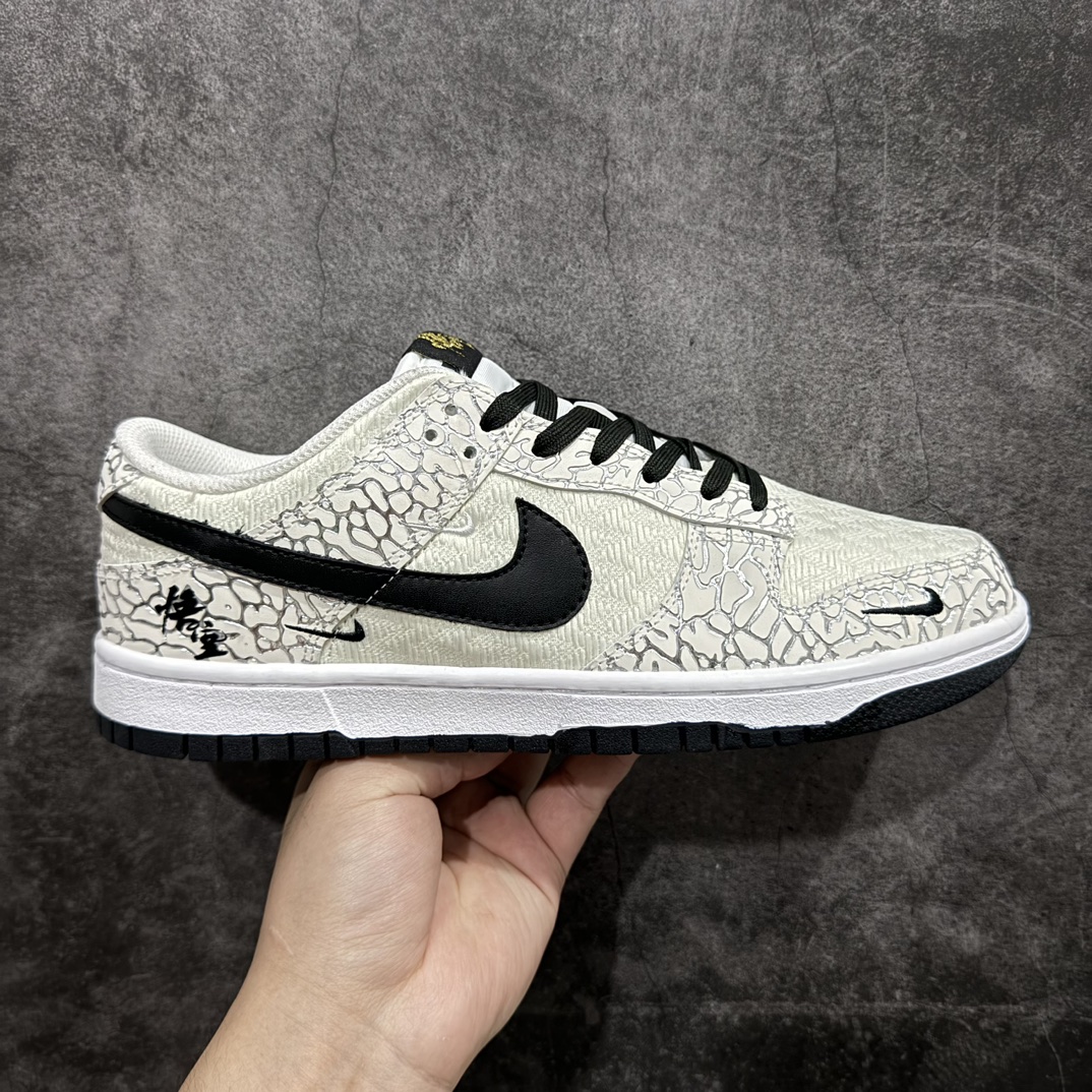 【定制版】Nike SB Dunk Low 黑神话悟空 白黑小钩 流银爆裂纹n纯原大厂出品 极力推荐👏n原装头层材料 独家版型蒸餾加工n帶來的是更好的视觉和脚感体验n大厂纯原品质出货 清洁度 电绣工艺皮料切割干净无任何毛边 细节完美 官方货号：LW1818 105 尺码：36 36.5 37.5 38 38.5 39 40 40.5 41 42 42.5 43 44 44.5 45 编码：HXS320340-鞋库