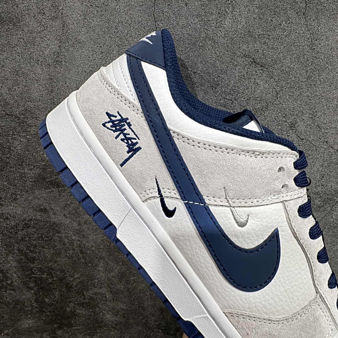 图片[7]-【定制版】Nike SB Dunk Low x Stussy 白灰蓝三小钩n纯原大厂出品 极力推荐👏n原装头层材料 独家版型蒸餾加工n帶來的是更好的视觉和脚感体验n大厂纯原品质出货 清洁度 电绣工艺皮料切割干净无任何毛边 细节完美 官方货号：KK1888 003 尺码：36 36.5 37.5 38 38.5 39 40 40.5 41 42 42.5 43 44 44.5 45 编码：HXS320340-鞋库