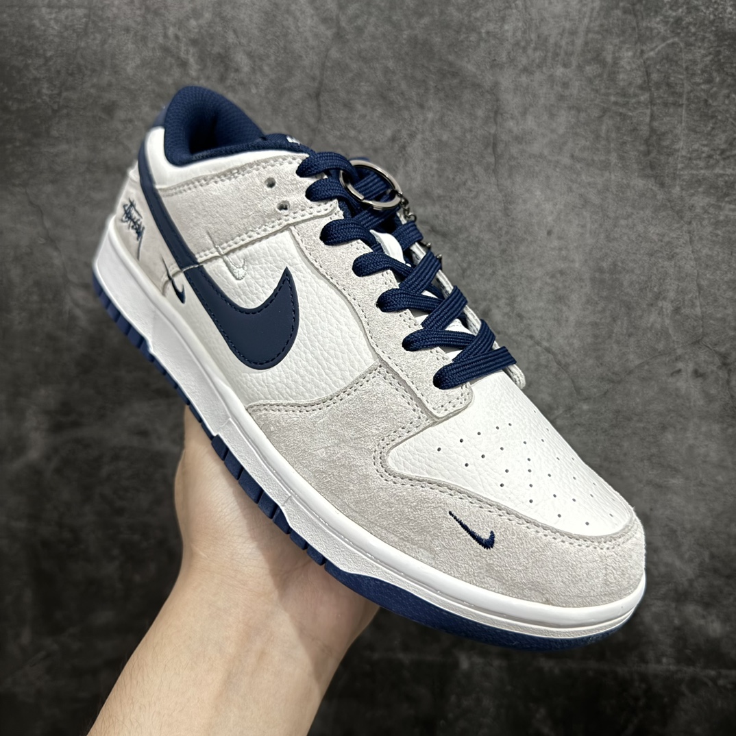 图片[3]-【定制版】Nike SB Dunk Low x Stussy 白灰蓝三小钩n纯原大厂出品 极力推荐👏n原装头层材料 独家版型蒸餾加工n帶來的是更好的视觉和脚感体验n大厂纯原品质出货 清洁度 电绣工艺皮料切割干净无任何毛边 细节完美 官方货号：KK1888 003 尺码：36 36.5 37.5 38 38.5 39 40 40.5 41 42 42.5 43 44 44.5 45 编码：HXS320340-鞋库