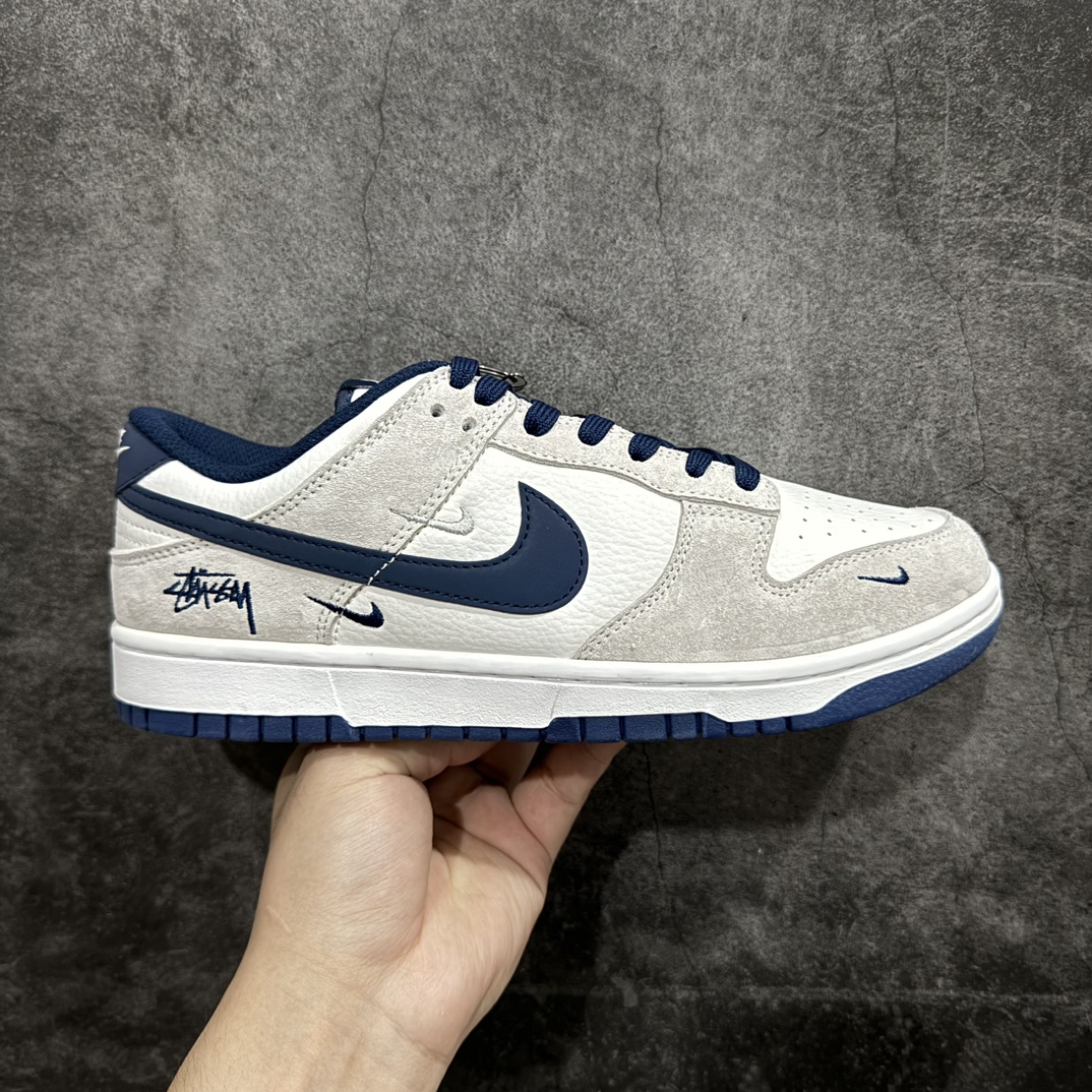 【定制版】Nike SB Dunk Low x Stussy 白灰蓝三小钩n纯原大厂出品 极力推荐👏n原装头层材料 独家版型蒸餾加工n帶來的是更好的视觉和脚感体验n大厂纯原品质出货 清洁度 电绣工艺皮料切割干净无任何毛边 细节完美 官方货号：KK1888 003 尺码：36 36.5 37.5 38 38.5 39 40 40.5 41 42 42.5 43 44 44.5 45 编码：HXS320340-鞋库