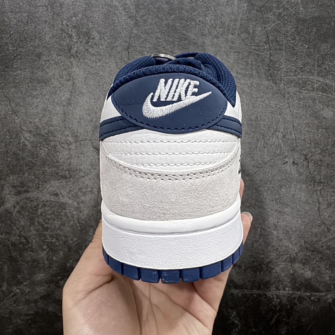 图片[4]-【定制版】Nike SB Dunk Low x Stussy 白灰蓝三小钩n纯原大厂出品 极力推荐👏n原装头层材料 独家版型蒸餾加工n帶來的是更好的视觉和脚感体验n大厂纯原品质出货 清洁度 电绣工艺皮料切割干净无任何毛边 细节完美 官方货号：KK1888 003 尺码：36 36.5 37.5 38 38.5 39 40 40.5 41 42 42.5 43 44 44.5 45 编码：HXS320340-鞋库