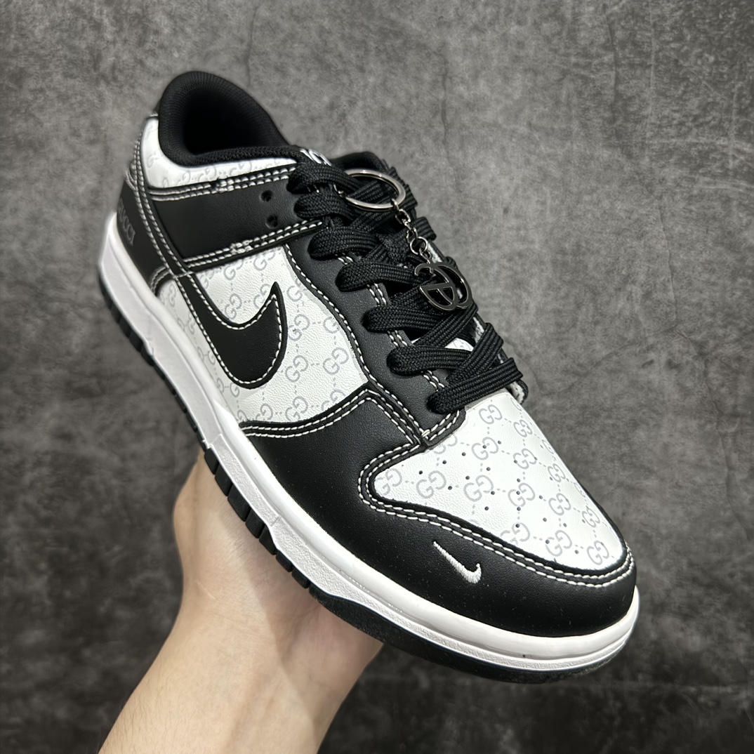 图片[3]-【定制版】Nike SB Dunk Low x GUCCI 白黑印花小钩n纯原大厂出品 极力推荐n原装头层材料 独家版型蒸餾加工n帶來的是更好的视觉和脚感体验n大厂纯原品质出货 清洁度 电绣工艺皮料切割干净无任何毛边 细节完美n 货号：SF1588 136 尺码：36 36.5 37.5 38 38.5 39 40 40.5 41 42 42.5 43 44 44.5 45  编码：HXS260280-鞋库