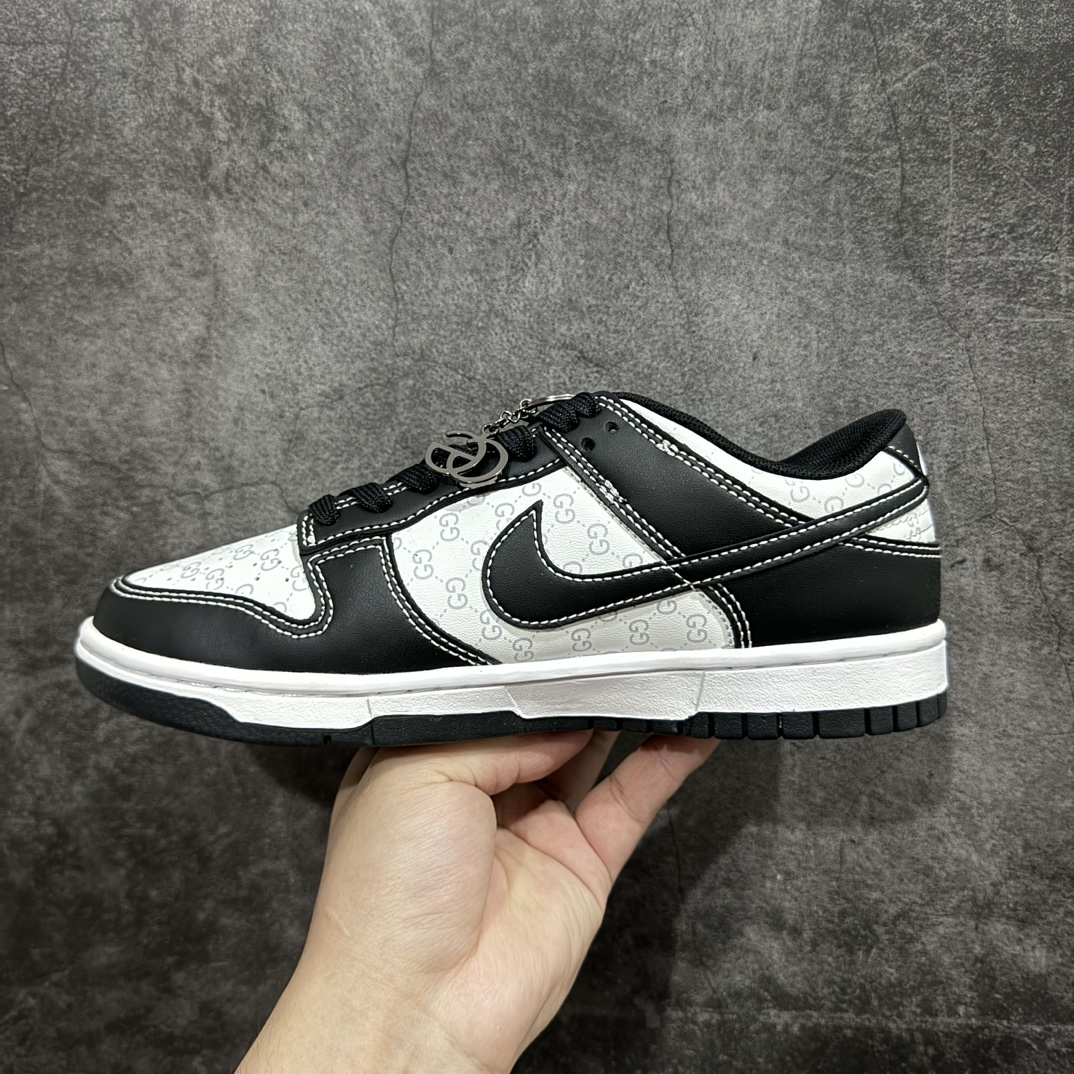 图片[2]-【定制版】Nike SB Dunk Low x GUCCI 白黑印花小钩n纯原大厂出品 极力推荐n原装头层材料 独家版型蒸餾加工n帶來的是更好的视觉和脚感体验n大厂纯原品质出货 清洁度 电绣工艺皮料切割干净无任何毛边 细节完美n 货号：SF1588 136 尺码：36 36.5 37.5 38 38.5 39 40 40.5 41 42 42.5 43 44 44.5 45  编码：HXS260280-鞋库