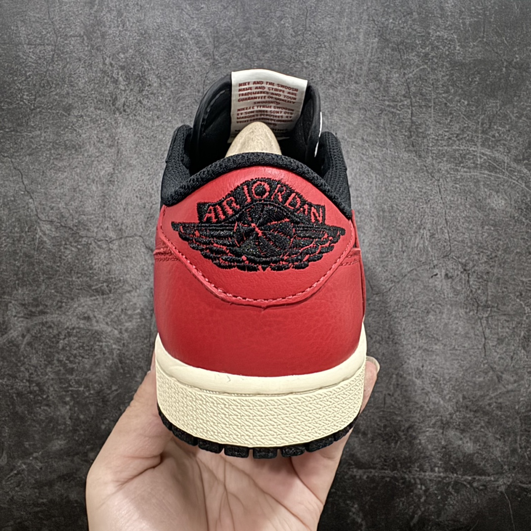 图片[4]-【KZ纯原】Travis Scott x Air Jordan AJ1 Low OG SP TS联名倒钩低帮黑红配色 DM7866-061全系列配色 外贸特供批次 新配色不断更新开发 市场中端王者 全套原纸板楦头开发 确保原汁原味 完美呈现一代版型 一比一鞋头弧度高度鞋身弧度 此版本只针对中端市场 细节品控鞋型随意秒杀市面同价位 鞋型完美 不臃肿别扭 头层皮料加持 用料绝不含糊 进口玻璃冲刀皮料裁剪零毛边 电脑针车工艺 超高鞋面清洁度 最高QC检验标准 控制溢胶瑕疵 原盒原配 飞翼3D高频深度立体 工艺方面大到整体鞋型 漏斗收腰 底线拉帮 LOGO立体程度 小到针眼排布 载片对称 冲孔效果 鞋标规范 鞋垫背胶等等 无一不是口碑收割 每双都是一个回头客SIZE：36 36.5 37.5 38 38.5 39 40 40.5 41 42 42.5 43 44 44.5 45 46 47.5 编码：SLM290320-鞋库