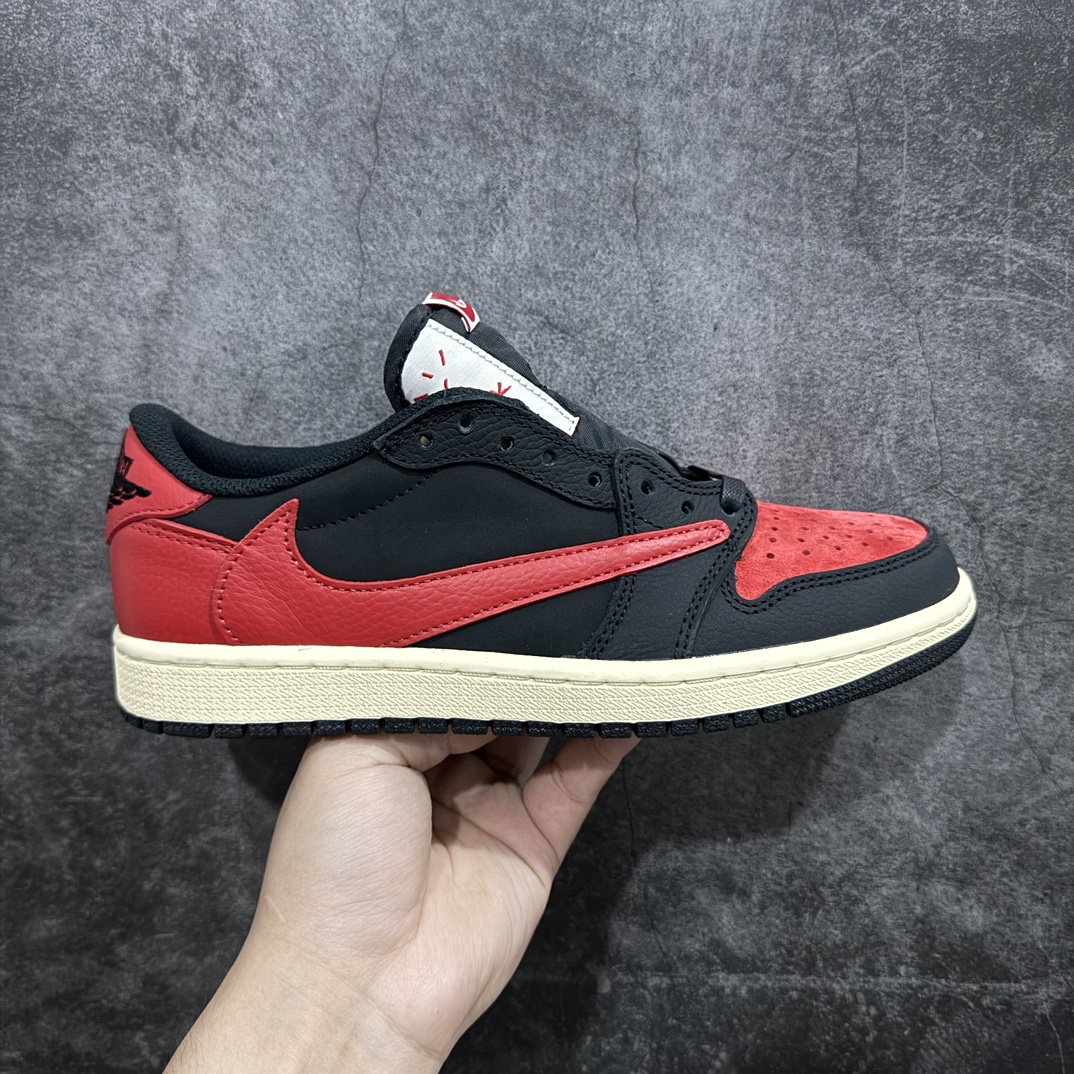 【KZ纯原】Travis Scott x Air Jordan AJ1 Low OG SP TS联名倒钩低帮黑红配色 DM7866-061全系列配色 外贸特供批次 新配色不断更新开发 市场中端王者 全套原纸板楦头开发 确保原汁原味 完美呈现一代版型 一比一鞋头弧度高度鞋身弧度 此版本只针对中端市场 细节品控鞋型随意秒杀市面同价位 鞋型完美 不臃肿别扭 头层皮料加持 用料绝不含糊 进口玻璃冲刀皮料裁剪零毛边 电脑针车工艺 超高鞋面清洁度 最高QC检验标准 控制溢胶瑕疵 原盒原配 飞翼3D高频深度立体 工艺方面大到整体鞋型 漏斗收腰 底线拉帮 LOGO立体程度 小到针眼排布 载片对称 冲孔效果 鞋标规范 鞋垫背胶等等 无一不是口碑收割 每双都是一个回头客SIZE：36 36.5 37.5 38 38.5 39 40 40.5 41 42 42.5 43 44 44.5 45 46 47.5 编码：SLM290320-鞋库