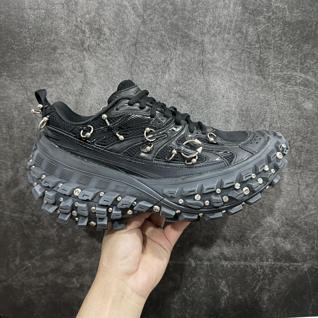 【纯原i8版】BALENCIAGA Defender Rubber Platform Sneakers 巴黎世家卫士系列低帮坦克履带轮胎鞋型越野户外增高厚底休闲运动慢跑鞋n轮胎扎钉 鞋面穿环男女鞋原楦原纸版开发版型n原版一致配件防尘袋及附送鞋带n1:1比例克重#全掌PU乳胶鞋垫及外观轻度磨损做旧效果n全新开发4层组合夸张轮胎花纹鞋底底部• 不含皮革• 尼龙和网布材质• 磨损效果 • 夸张轮胎花纹鞋底 • 15毫米足弓 • 鞋舌凹印 Balenciaga 品牌标识 • 鞋头边缘和后帮凹印 Balenciaga 徽标和尺码 • 后帮拉袢 • 中国制造 • 用软布擦拭 材质：60%聚氨酯、28%聚酯纤维、12%尼龙 凭藉特殊外型风靡奢华运动鞋领域的 Balenciaga，在设计总监 Demna Gvasalia的职掌下，不乏吸睛作品，从 Triple S、Track 系列，到 X-Pander以及 Crocs 联名系列，今番再发布引人注目的鞋履，带来最新运动鞋款「Defender」。该鞋款于 2022 春夏时装秀上首次曝光，在经典运动鞋基础上加以改造，利用坚固轮胎状单元打造具侵略性的巨大鞋底，立体凸起包覆四周，狂野外型堪称鞋界战车，透过材质比例的拿捏和单纯的用色，在鞋面采用相对柔和的设计，衬出鞋款亮点。尺码：35/46 编码：T550580-鞋库