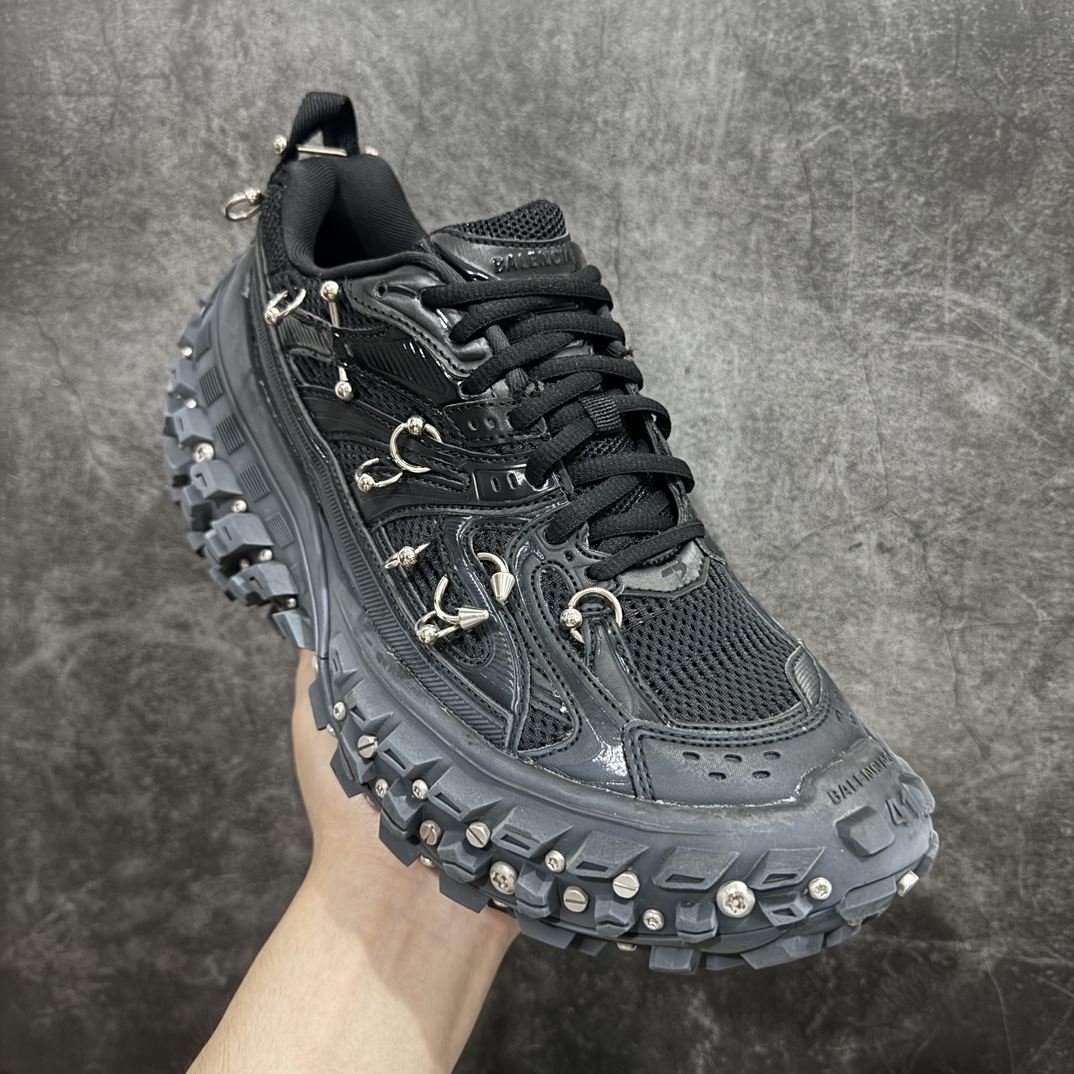 图片[3]-【纯原i8版】BALENCIAGA Defender Rubber Platform Sneakers 巴黎世家卫士系列低帮坦克履带轮胎鞋型越野户外增高厚底休闲运动慢跑鞋n轮胎扎钉 鞋面穿环男女鞋原楦原纸版开发版型n原版一致配件防尘袋及附送鞋带n1:1比例克重#全掌PU乳胶鞋垫及外观轻度磨损做旧效果n全新开发4层组合夸张轮胎花纹鞋底底部• 不含皮革• 尼龙和网布材质• 磨损效果 • 夸张轮胎花纹鞋底 • 15毫米足弓 • 鞋舌凹印 Balenciaga 品牌标识 • 鞋头边缘和后帮凹印 Balenciaga 徽标和尺码 • 后帮拉袢 • 中国制造 • 用软布擦拭 材质：60%聚氨酯、28%聚酯纤维、12%尼龙 凭藉特殊外型风靡奢华运动鞋领域的 Balenciaga，在设计总监 Demna Gvasalia的职掌下，不乏吸睛作品，从 Triple S、Track 系列，到 X-Pander以及 Crocs 联名系列，今番再发布引人注目的鞋履，带来最新运动鞋款「Defender」。该鞋款于 2022 春夏时装秀上首次曝光，在经典运动鞋基础上加以改造，利用坚固轮胎状单元打造具侵略性的巨大鞋底，立体凸起包覆四周，狂野外型堪称鞋界战车，透过材质比例的拿捏和单纯的用色，在鞋面采用相对柔和的设计，衬出鞋款亮点。尺码：35/46 编码：T550580-鞋库