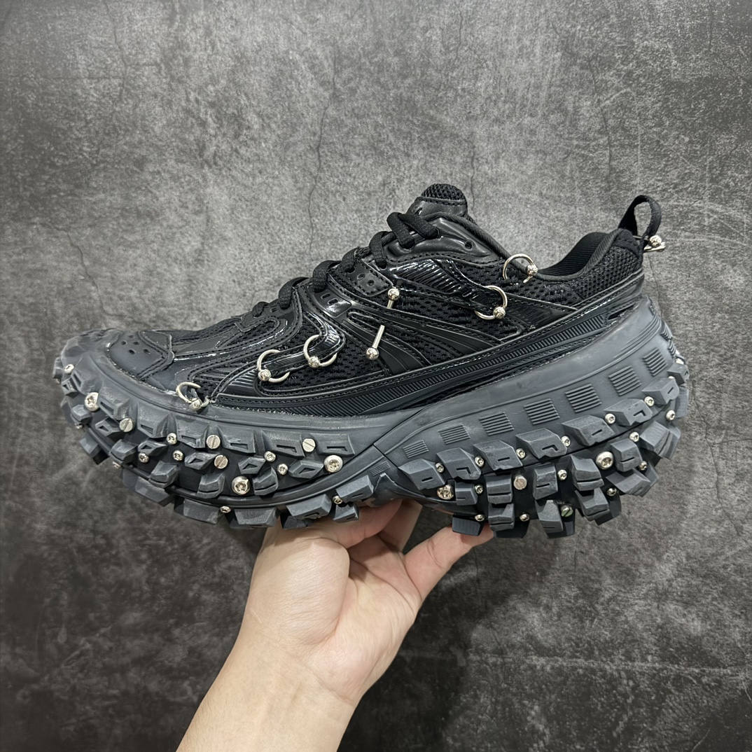 图片[2]-【纯原i8版】BALENCIAGA Defender Rubber Platform Sneakers 巴黎世家卫士系列低帮坦克履带轮胎鞋型越野户外增高厚底休闲运动慢跑鞋n轮胎扎钉 鞋面穿环男女鞋原楦原纸版开发版型n原版一致配件防尘袋及附送鞋带n1:1比例克重#全掌PU乳胶鞋垫及外观轻度磨损做旧效果n全新开发4层组合夸张轮胎花纹鞋底底部• 不含皮革• 尼龙和网布材质• 磨损效果 • 夸张轮胎花纹鞋底 • 15毫米足弓 • 鞋舌凹印 Balenciaga 品牌标识 • 鞋头边缘和后帮凹印 Balenciaga 徽标和尺码 • 后帮拉袢 • 中国制造 • 用软布擦拭 材质：60%聚氨酯、28%聚酯纤维、12%尼龙 凭藉特殊外型风靡奢华运动鞋领域的 Balenciaga，在设计总监 Demna Gvasalia的职掌下，不乏吸睛作品，从 Triple S、Track 系列，到 X-Pander以及 Crocs 联名系列，今番再发布引人注目的鞋履，带来最新运动鞋款「Defender」。该鞋款于 2022 春夏时装秀上首次曝光，在经典运动鞋基础上加以改造，利用坚固轮胎状单元打造具侵略性的巨大鞋底，立体凸起包覆四周，狂野外型堪称鞋界战车，透过材质比例的拿捏和单纯的用色，在鞋面采用相对柔和的设计，衬出鞋款亮点。尺码：35/46 编码：T550580-鞋库