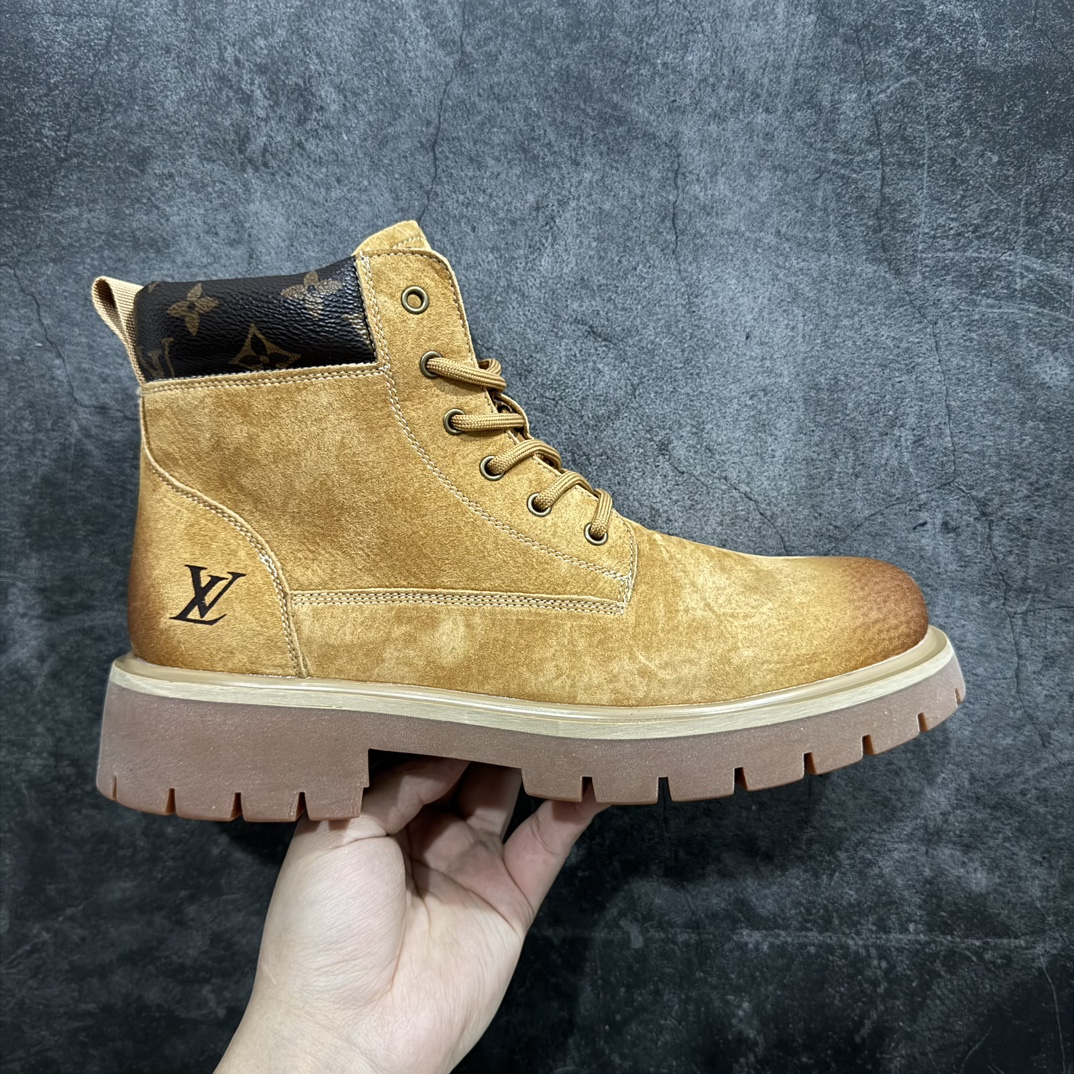 【公司级】Louis Vuitton 路易威登 LV 24ss秋冬新款休闲大黄靴Pharrell Williams充分发挥了作为Louis Vuitton创意总监的角色 这款鞋重新定义了6英寸大黄靴的经典设计 致敬1996年Grandmaster Flash经典黄靴造型n原厂五金鞋带扣 工艺全新升级中山大厂代工 原单进口皮料独立私模大底，正确logo，n原装一致头层磨砂皮 搭配经典老花领口n全新原厂包装鞋盒 市场独家供应 尺码：38-44（皮鞋码） 编码：TL390410-鞋库