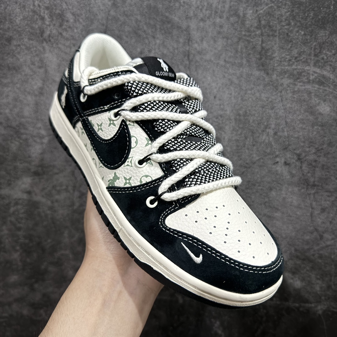 图片[3]-【定制版】Nike SB Dunk Low x Louis Vuitton x Bearbrick 白黑小钩n纯原大厂出品 极力推荐👏n原装头层材料 独家版型蒸餾加工n帶來的是更好的视觉和脚感体验n大厂纯原品质出货 清洁度 电绣工艺皮料切割干净无任何毛边 细节完美 官方货号：SJ2068 290 尺码：36 36.5 37.5 38 38.5 39 40 40.5 41 42 42.5 43 44 44.5 45  编码：HXS320340-鞋库