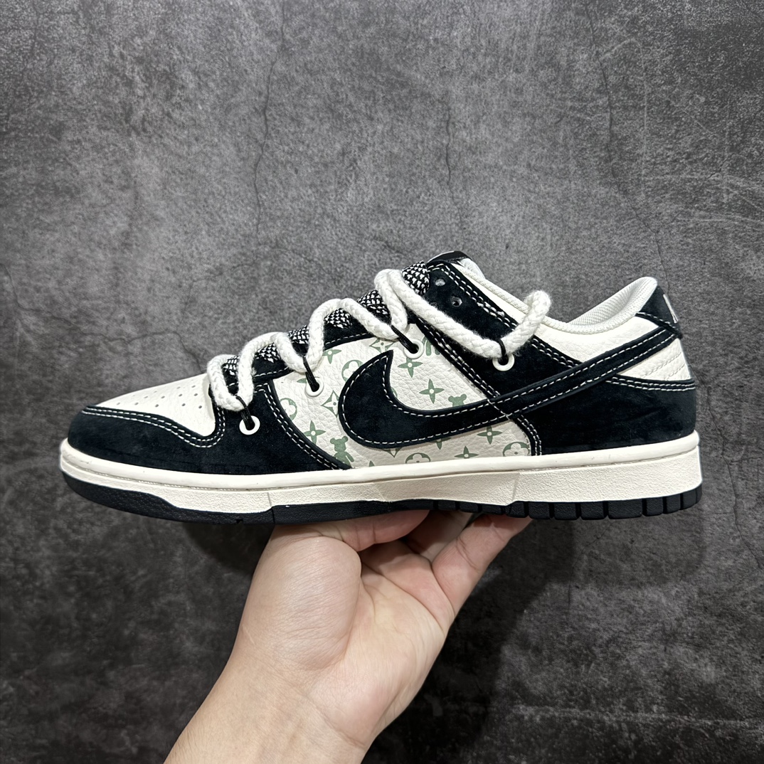 图片[2]-【定制版】Nike SB Dunk Low x Louis Vuitton x Bearbrick 白黑小钩n纯原大厂出品 极力推荐👏n原装头层材料 独家版型蒸餾加工n帶來的是更好的视觉和脚感体验n大厂纯原品质出货 清洁度 电绣工艺皮料切割干净无任何毛边 细节完美 官方货号：SJ2068 290 尺码：36 36.5 37.5 38 38.5 39 40 40.5 41 42 42.5 43 44 44.5 45  编码：HXS320340-鞋库