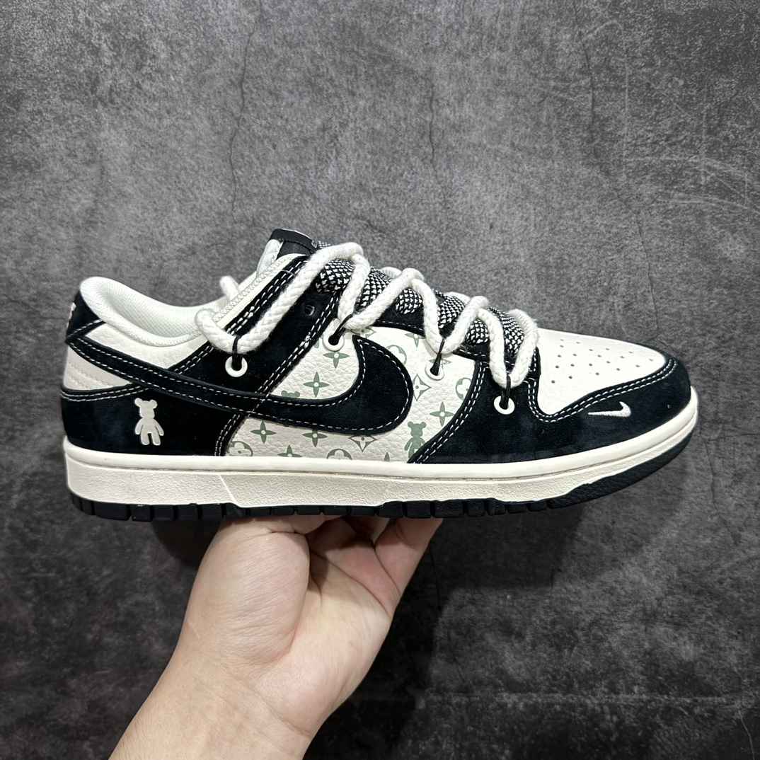 【定制版】Nike SB Dunk Low x Louis Vuitton x Bearbrick 白黑小钩n纯原大厂出品 极力推荐👏n原装头层材料 独家版型蒸餾加工n帶來的是更好的视觉和脚感体验n大厂纯原品质出货 清洁度 电绣工艺皮料切割干净无任何毛边 细节完美 官方货号：SJ2068 290 尺码：36 36.5 37.5 38 38.5 39 40 40.5 41 42 42.5 43 44 44.5 45  编码：HXS320340-鞋库