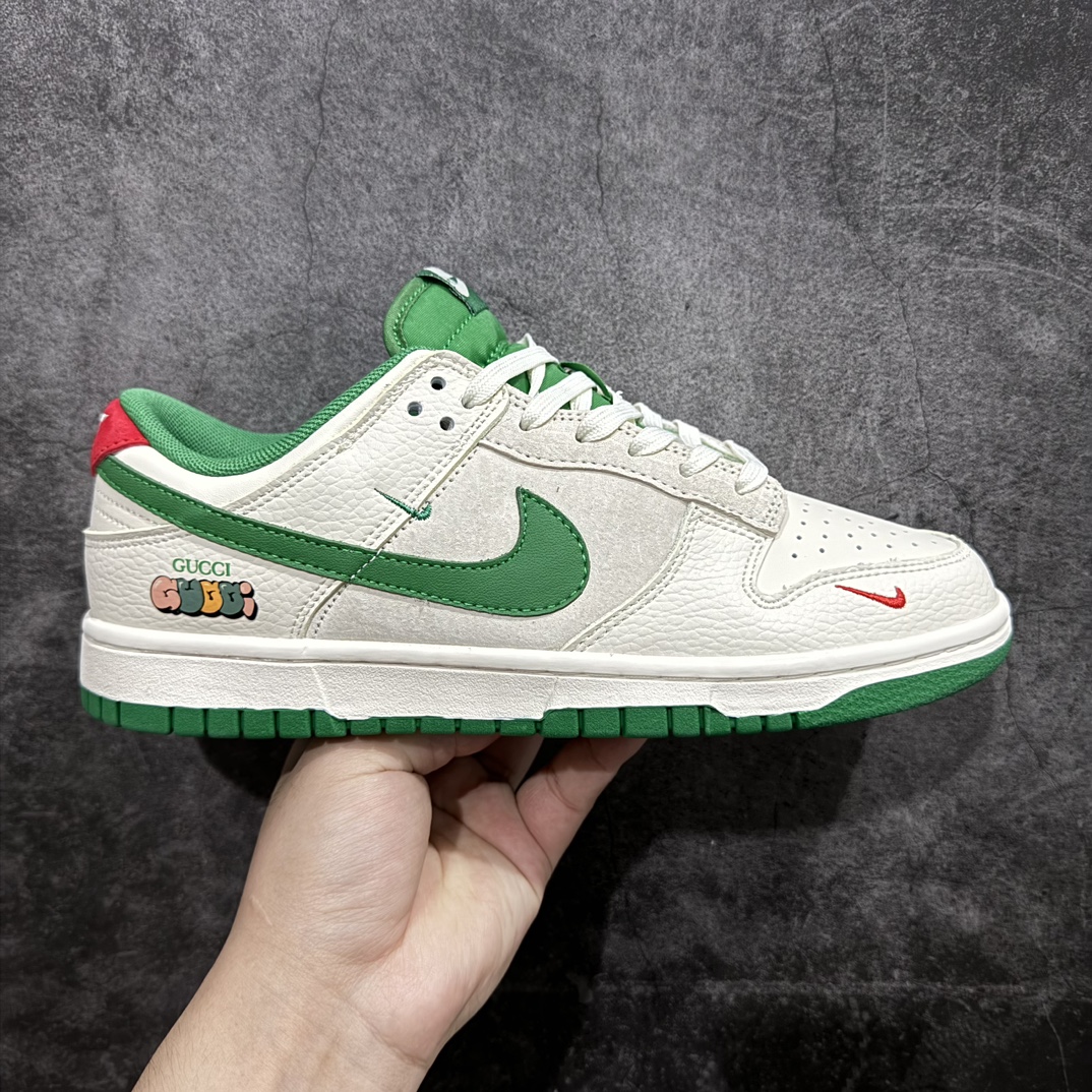 【定制版】Nike SB Dunk Low x GUCCI 白绿红小钩n纯原大厂出品 极力推荐👏n原装头层材料 独家版型蒸餾加工n帶來的是更好的视觉和脚感体验n大厂纯原品质出货 清洁度 电绣工艺皮料切割干净无任何毛边 细节完美 官方货号：KK1688 053 尺码：36 36.5 37.5 38 38.5 39 40 40.5 41 42 42.5 43 44 44.5 45 编码：HXS320340-鞋库