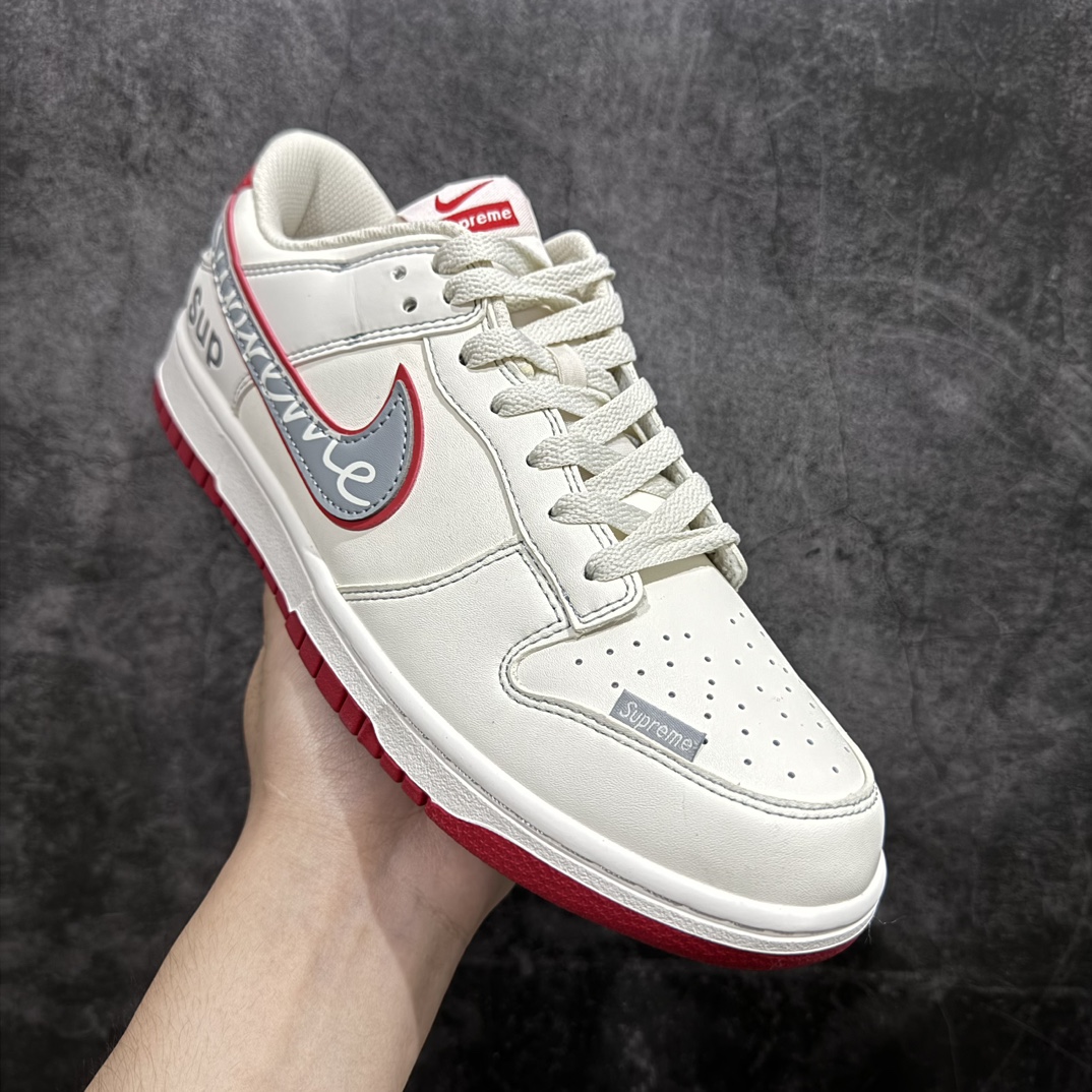 图片[3]-【定制版】Nike SB Dunk Low x Supreme 白红n纯原大厂出品 极力推荐👏n原装头层材料 独家版型蒸餾加工n帶來的是更好的视觉和脚感体验n大厂纯原品质出货 清洁度 电绣工艺皮料切割干净无任何毛边 细节完美 官方货号：DJ2024 030 尺码：36 36.5 37.5 38 38.5 39 40 40.5 41 42 42.5 43 44 44.5 45  编码：HXS320340-鞋库