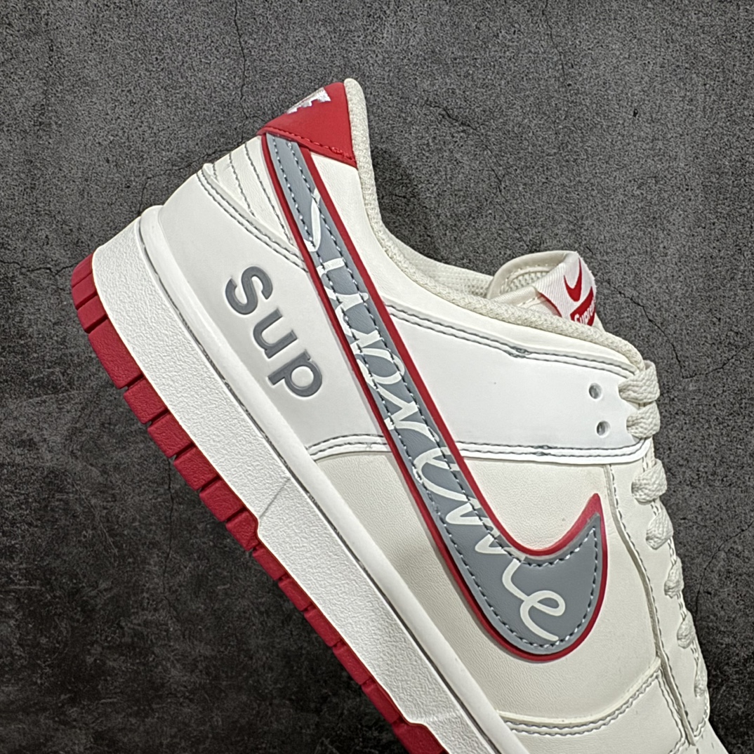 图片[7]-【定制版】Nike SB Dunk Low x Supreme 白红n纯原大厂出品 极力推荐👏n原装头层材料 独家版型蒸餾加工n帶來的是更好的视觉和脚感体验n大厂纯原品质出货 清洁度 电绣工艺皮料切割干净无任何毛边 细节完美 官方货号：DJ2024 030 尺码：36 36.5 37.5 38 38.5 39 40 40.5 41 42 42.5 43 44 44.5 45  编码：HXS320340-鞋库