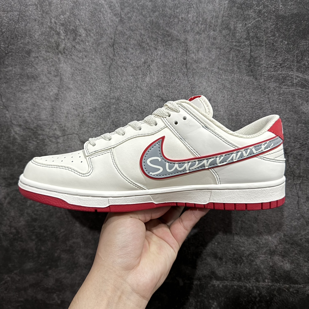 图片[2]-【定制版】Nike SB Dunk Low x Supreme 白红n纯原大厂出品 极力推荐👏n原装头层材料 独家版型蒸餾加工n帶來的是更好的视觉和脚感体验n大厂纯原品质出货 清洁度 电绣工艺皮料切割干净无任何毛边 细节完美 官方货号：DJ2024 030 尺码：36 36.5 37.5 38 38.5 39 40 40.5 41 42 42.5 43 44 44.5 45  编码：HXS320340-鞋库