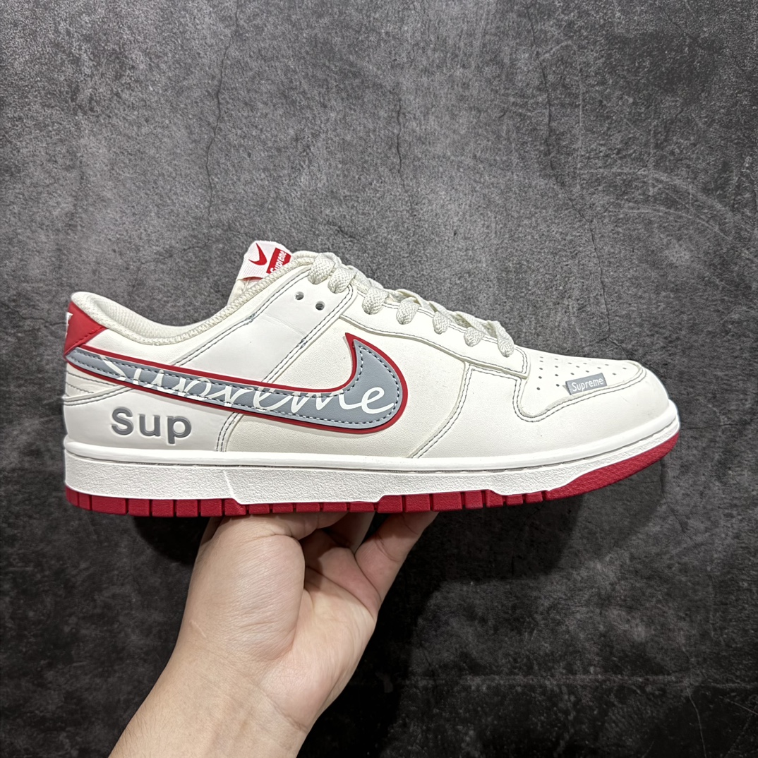 【定制版】Nike SB Dunk Low x Supreme 白红n纯原大厂出品 极力推荐👏n原装头层材料 独家版型蒸餾加工n帶來的是更好的视觉和脚感体验n大厂纯原品质出货 清洁度 电绣工艺皮料切割干净无任何毛边 细节完美 官方货号：DJ2024 030 尺码：36 36.5 37.5 38 38.5 39 40 40.5 41 42 42.5 43 44 44.5 45  编码：HXS320340-鞋库