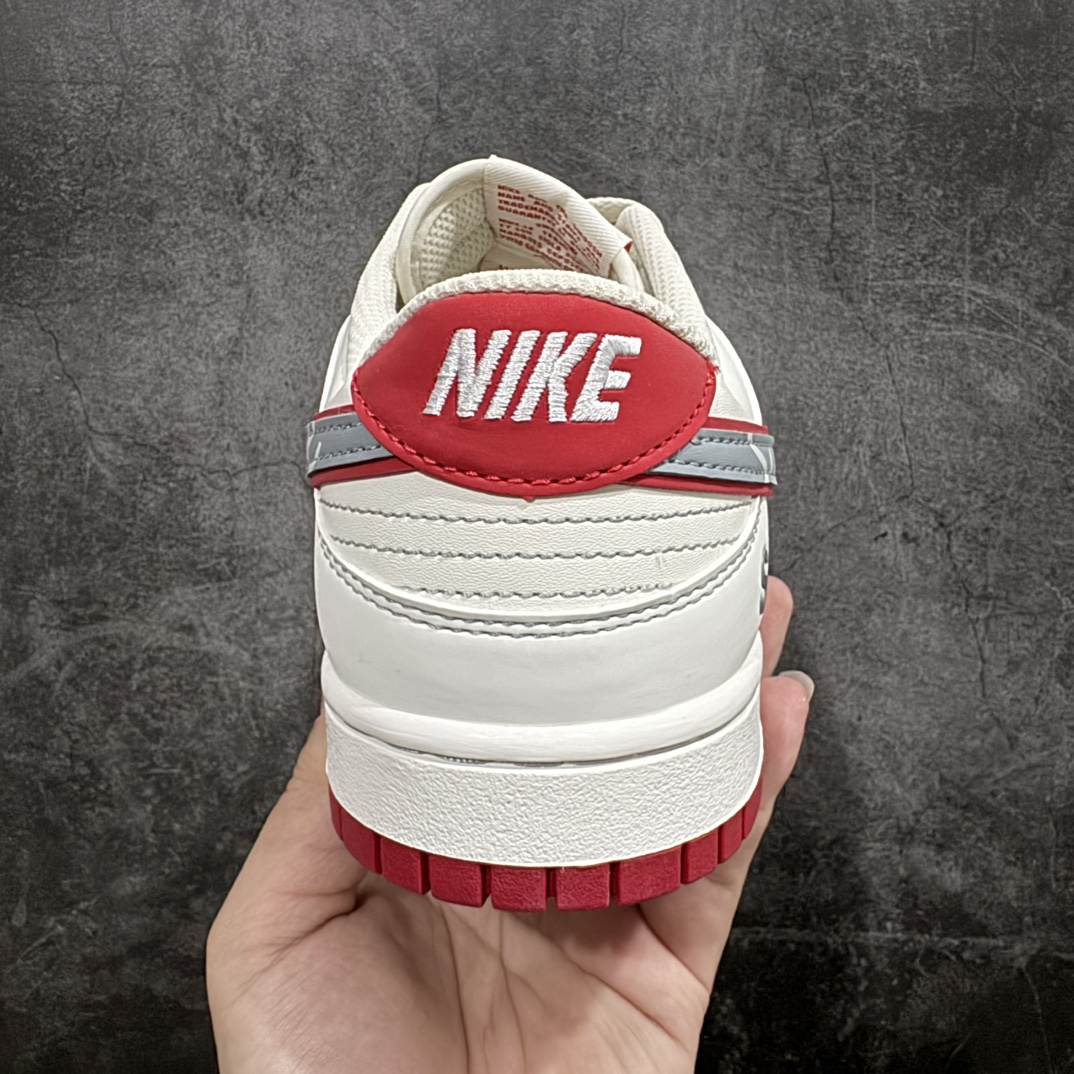 图片[4]-【定制版】Nike SB Dunk Low x Supreme 白红n纯原大厂出品 极力推荐👏n原装头层材料 独家版型蒸餾加工n帶來的是更好的视觉和脚感体验n大厂纯原品质出货 清洁度 电绣工艺皮料切割干净无任何毛边 细节完美 官方货号：DJ2024 030 尺码：36 36.5 37.5 38 38.5 39 40 40.5 41 42 42.5 43 44 44.5 45  编码：HXS320340-鞋库