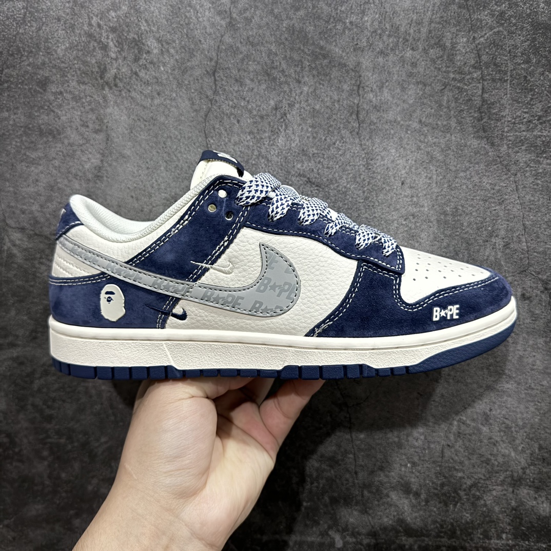 【定制版】Nike SB Dunk Low x BAPE 白蓝双小钩满天星n纯原大厂出品 极力推荐👏n原装头层材料 独家版型蒸餾加工n帶來的是更好的视觉和脚感体验n大厂纯原品质出货 清洁度 电绣工艺皮料切割干净无任何毛边 细节完美 官方货号：XY1688 008 尺码：36 36.5 37.5 38 38.5 39 40 40.5 41 42 42.5 43 44 44.5 45 编码：HXS320340-鞋库