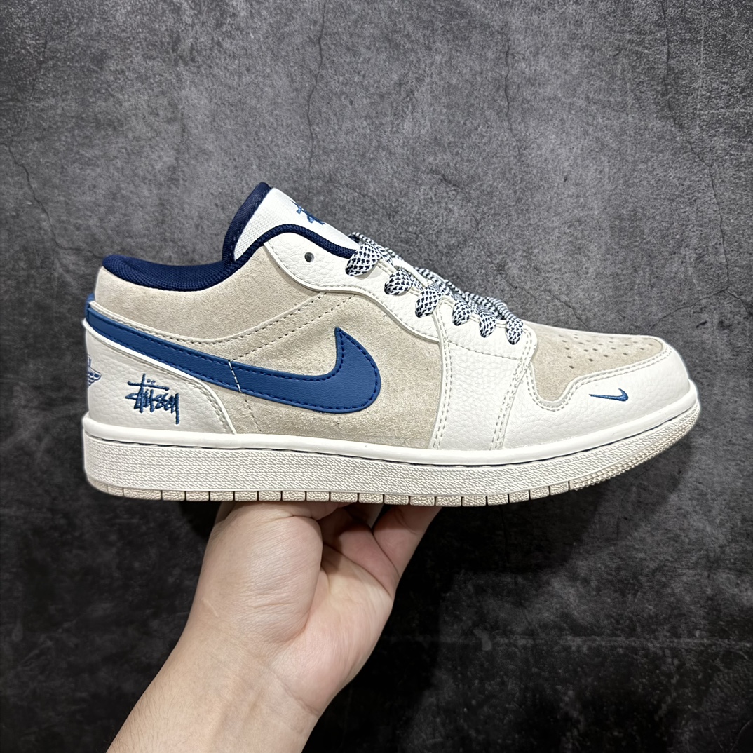 【定制版】Air Jordan 1 Low x Stussy 斯图西联名-米浅咖 高端定制 低帮复古篮球鞋 SJ9950-027rn#定制鞋盒 大厂纯原品质出货 超高清洁度 皮料切割干净无任何毛边 细节完美 r 尺码：36 36.5 37.5 38 38.5 39 40 40.5 41 42 42.5 43 44 44.5 45  编码：XS320340-鞋库