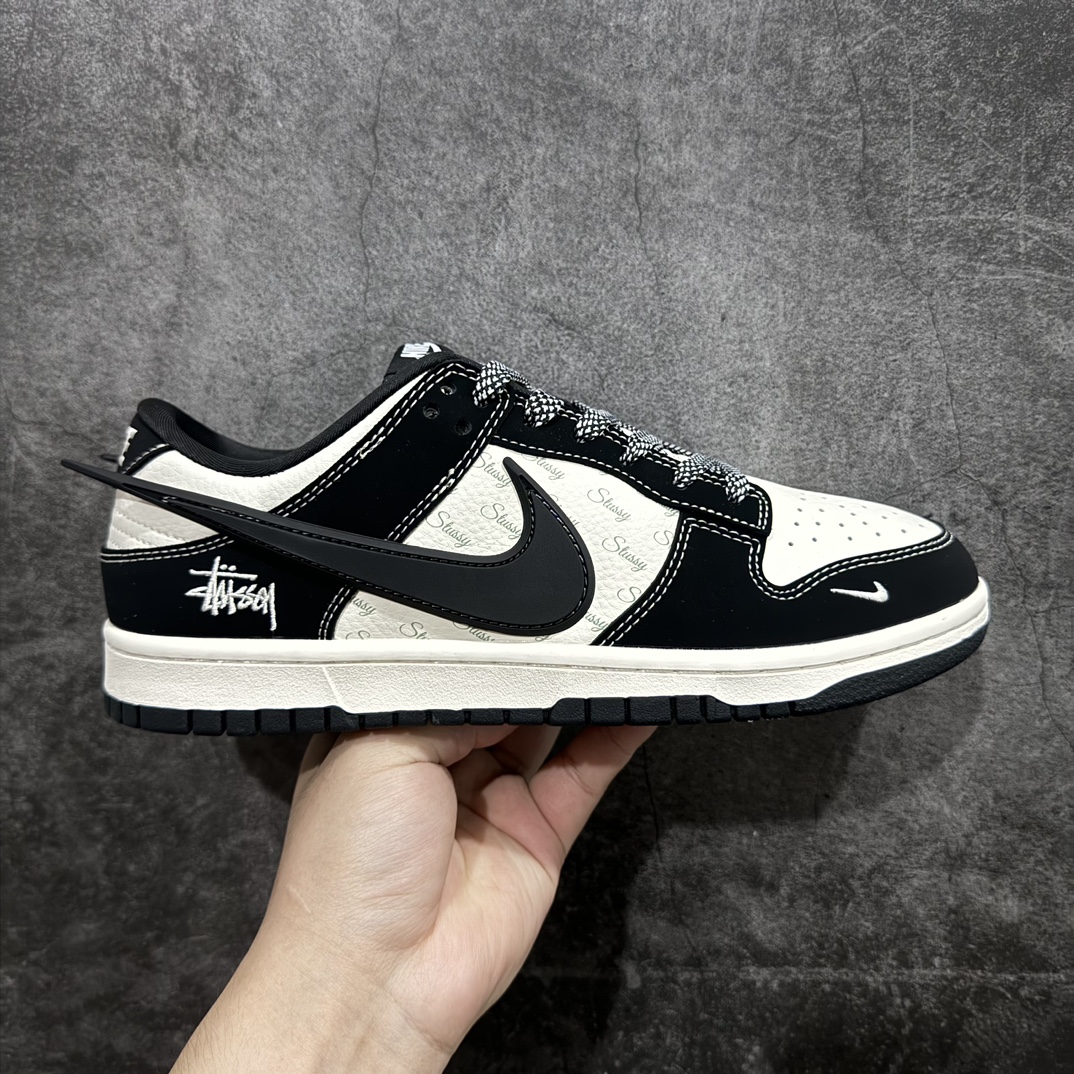 【定制版】Nike SB Dunk Low x Stussy 米黑大钩满天星n纯原大厂出品 极力推荐👏n原装头层材料 独家版型蒸餾加工n帶來的是更好的视觉和脚感体验n大厂纯原品质出货 清洁度 电绣工艺皮料切割干净无任何毛边 细节完美 官方货号：XX2025 358 尺码：36 36.5 37.5 38 38.5 39 40 40.5 41 42 42.5 43 44 44.5 45  编码：HXS320340-鞋库