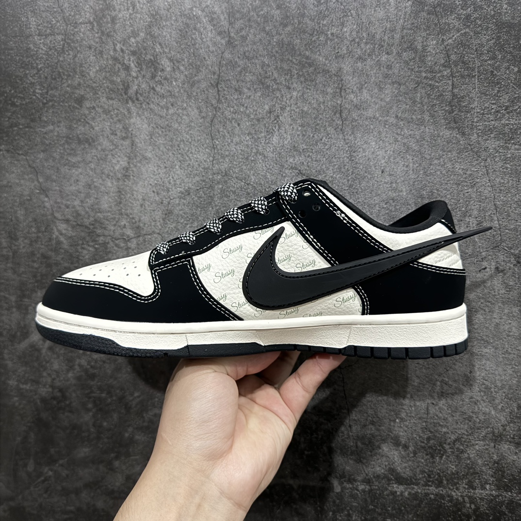 图片[2]-【定制版】Nike SB Dunk Low x Stussy 米黑大钩满天星n纯原大厂出品 极力推荐👏n原装头层材料 独家版型蒸餾加工n帶來的是更好的视觉和脚感体验n大厂纯原品质出货 清洁度 电绣工艺皮料切割干净无任何毛边 细节完美 官方货号：XX2025 358 尺码：36 36.5 37.5 38 38.5 39 40 40.5 41 42 42.5 43 44 44.5 45  编码：HXS320340-鞋库