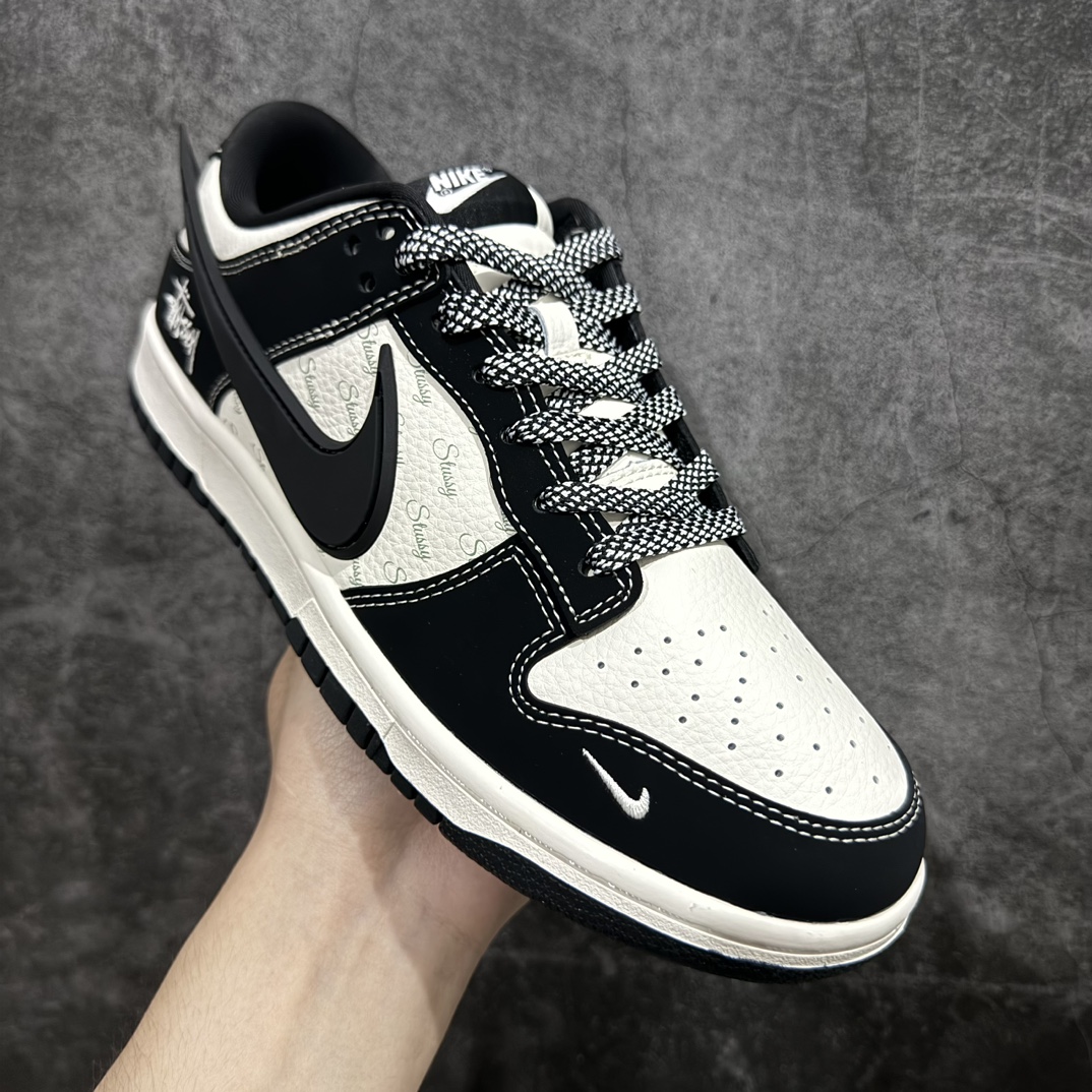 图片[3]-【定制版】Nike SB Dunk Low x Stussy 米黑大钩满天星n纯原大厂出品 极力推荐👏n原装头层材料 独家版型蒸餾加工n帶來的是更好的视觉和脚感体验n大厂纯原品质出货 清洁度 电绣工艺皮料切割干净无任何毛边 细节完美 官方货号：XX2025 358 尺码：36 36.5 37.5 38 38.5 39 40 40.5 41 42 42.5 43 44 44.5 45  编码：HXS320340-鞋库