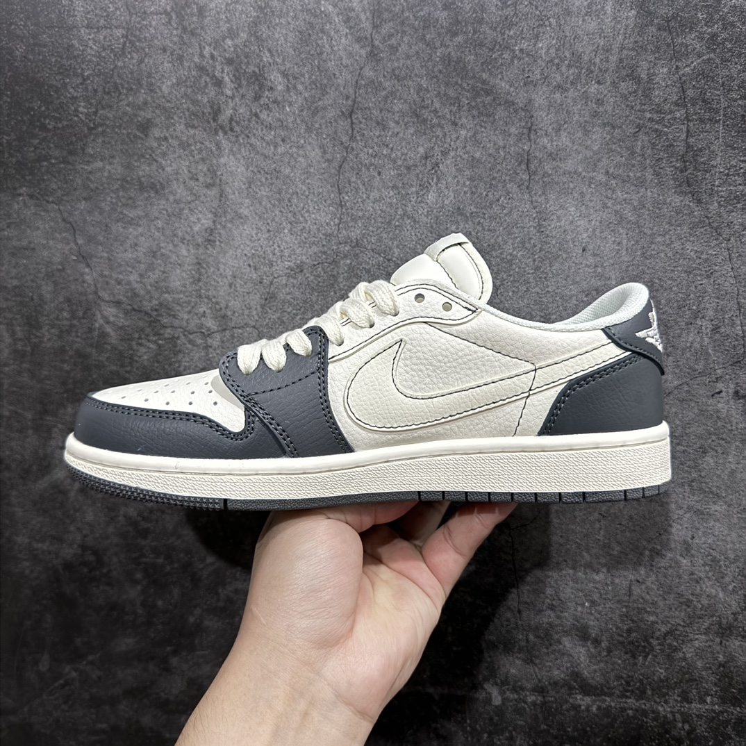 图片[2]-【定制版】Travis Scott x Nike Air Jordan 1 Low x BURBERRY 白黑nAir Jordan 1 Low 反转白黑倒钩 纯原版本n全鞋采用原装头层皮，用料扎实 精雕细琢n鞋型极致还原 飞翼3D打印改良 深度立体四线中底拉帮皮料选材 钢印 背胶一应俱全 全新批次 原装原模大底全鞋原厂定制皮料，手感细腻正确折边工艺 完美细节诠释 官方货号：QY0966 111 Size：36 36.5 37.5 38 38.5 39 40 40.5 41 42 42.5 43 44 44.5 45 编码：CC280300-鞋库