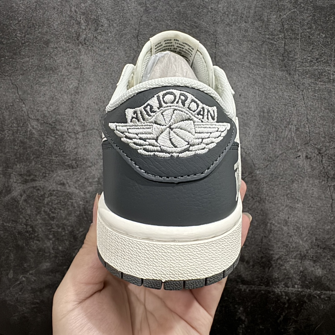 图片[4]-【定制版】Travis Scott x Nike Air Jordan 1 Low x BURBERRY 白黑nAir Jordan 1 Low 反转白黑倒钩 纯原版本n全鞋采用原装头层皮，用料扎实 精雕细琢n鞋型极致还原 飞翼3D打印改良 深度立体四线中底拉帮皮料选材 钢印 背胶一应俱全 全新批次 原装原模大底全鞋原厂定制皮料，手感细腻正确折边工艺 完美细节诠释 官方货号：QY0966 111 Size：36 36.5 37.5 38 38.5 39 40 40.5 41 42 42.5 43 44 44.5 45 编码：CC280300-鞋库