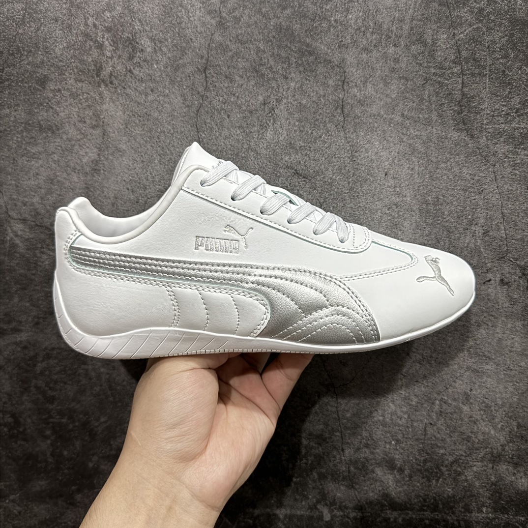 【纯原神版】Puma Speedcat OG Sparcon彪马罗马阿莫尔系列 复古运动休闲赛车跑鞋n市场顶级正确版本n版型 细节 烫金走线区分市面通货 欢迎对比🆚n工厂耗时3个月开发n原装档案原数据纸版楦型n采用鞋面材质(正确二次成型\’猛帮\’成型工艺🆚区别市面版本!!)n外置原数据开发轻量耐磨橡胶大底💪🏻nn全球知名运动品牌PUMA宝马赛车系列n融合了宝马车队的标志性配色n以趣味十足又前卫复古的设计引领潮流n将赛道精神融入街头时尚 开启前卫竞速之旅n主打前卫复古风 Roma鞋款的鞋侧以复古的流线造型缀以宝马经典Logo 巧妙吸睛n而Speedcat鞋款以亮眼三色条纹元素缀以舒适鞋面n赋予了独特的个性美学 演绎赛车的无尽能量n 官方货号：401603-03 编码：DZ210240-鞋库