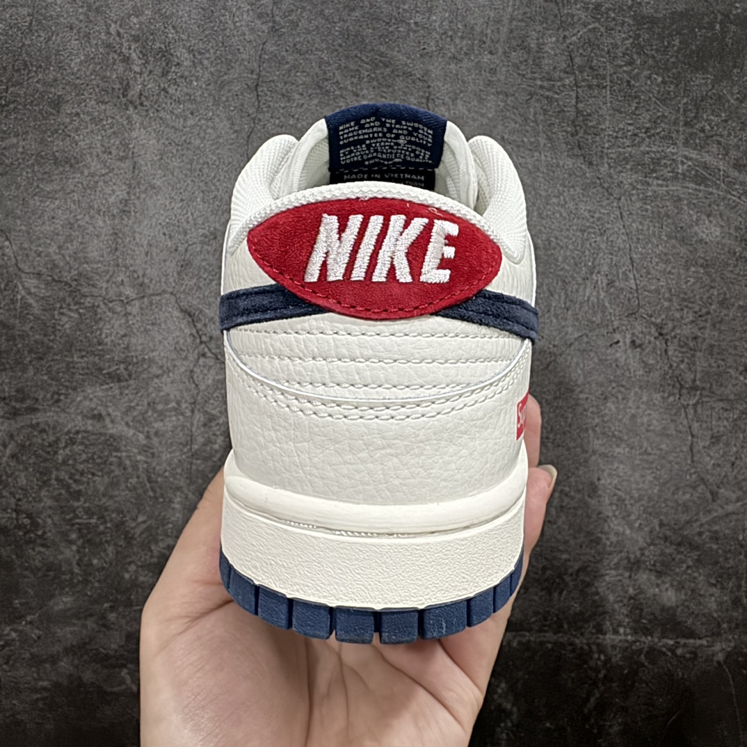 图片[4]-【定制版】Nike SB Dunk Low x Supreme 白蓝红n纯原大厂出品 极力推荐n原装头层材料 独家版型蒸餾加工n帶來的是更好的视觉和脚感体验n大厂纯原品质出货 清洁度 电绣工艺皮料切割干净无任何毛边 细节完美 官方货号：FC1688 142 尺码：36 36.5 37.5 38 38.5 39 40 40.5 41 42 42.5 43 44 44.5 45  编码：HXS260280-鞋库