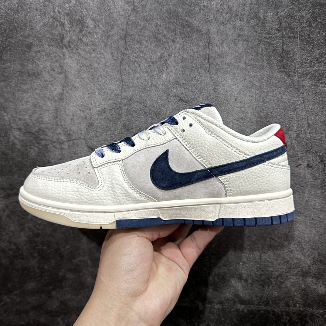 图片[2]-【定制版】Nike SB Dunk Low x Supreme 白蓝红n纯原大厂出品 极力推荐n原装头层材料 独家版型蒸餾加工n帶來的是更好的视觉和脚感体验n大厂纯原品质出货 清洁度 电绣工艺皮料切割干净无任何毛边 细节完美 官方货号：FC1688 142 尺码：36 36.5 37.5 38 38.5 39 40 40.5 41 42 42.5 43 44 44.5 45  编码：HXS260280-鞋库