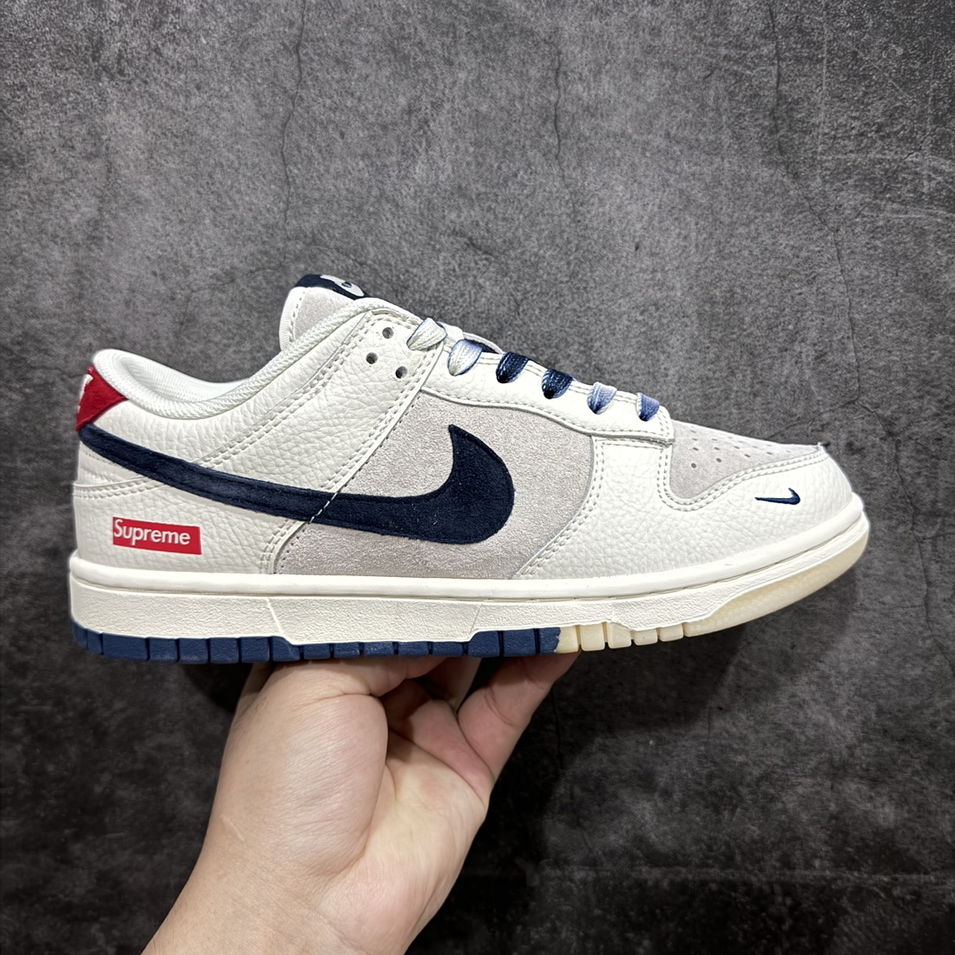 【定制版】Nike SB Dunk Low x Supreme 白蓝红n纯原大厂出品 极力推荐n原装头层材料 独家版型蒸餾加工n帶來的是更好的视觉和脚感体验n大厂纯原品质出货 清洁度 电绣工艺皮料切割干净无任何毛边 细节完美 官方货号：FC1688 142 尺码：36 36.5 37.5 38 38.5 39 40 40.5 41 42 42.5 43 44 44.5 45  编码：HXS260280-鞋库