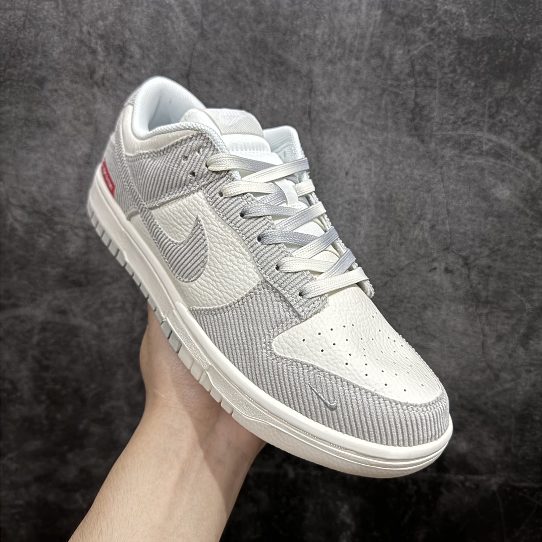 图片[3]-【定制版】Nike SB Dunk Low x Supreme 白灰n纯原大厂出品 极力推荐n原装头层材料 独家版型蒸餾加工n帶來的是更好的视觉和脚感体验n大厂纯原品质出货 清洁度 电绣工艺皮料切割干净无任何毛边 细节完美 官方货号：FC1688 143 尺码：36 36.5 37.5 38 38.5 39 40 40.5 41 42 42.5 43 44 44.5 45  编码：HXS260280-鞋库