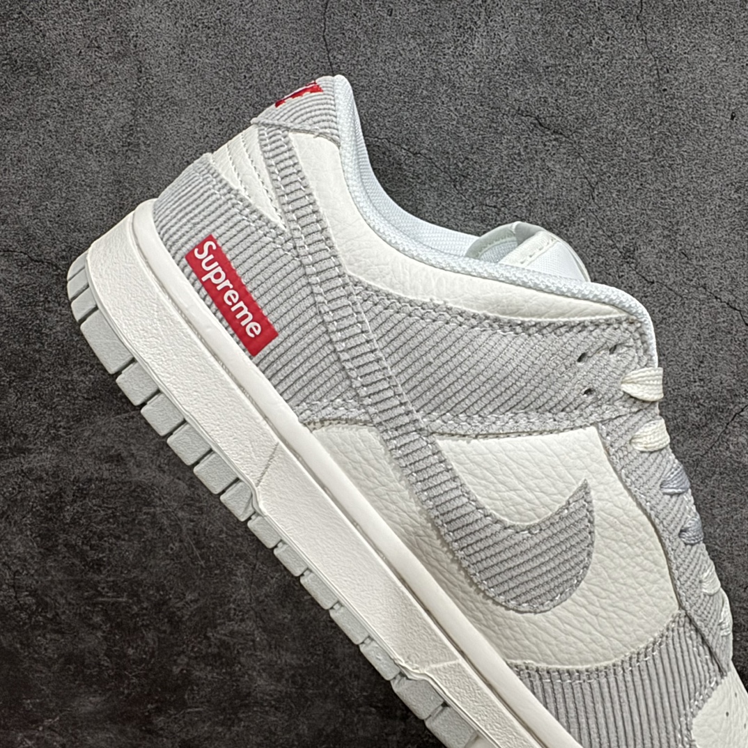 图片[7]-【定制版】Nike SB Dunk Low x Supreme 白灰n纯原大厂出品 极力推荐n原装头层材料 独家版型蒸餾加工n帶來的是更好的视觉和脚感体验n大厂纯原品质出货 清洁度 电绣工艺皮料切割干净无任何毛边 细节完美 官方货号：FC1688 143 尺码：36 36.5 37.5 38 38.5 39 40 40.5 41 42 42.5 43 44 44.5 45  编码：HXS260280-鞋库