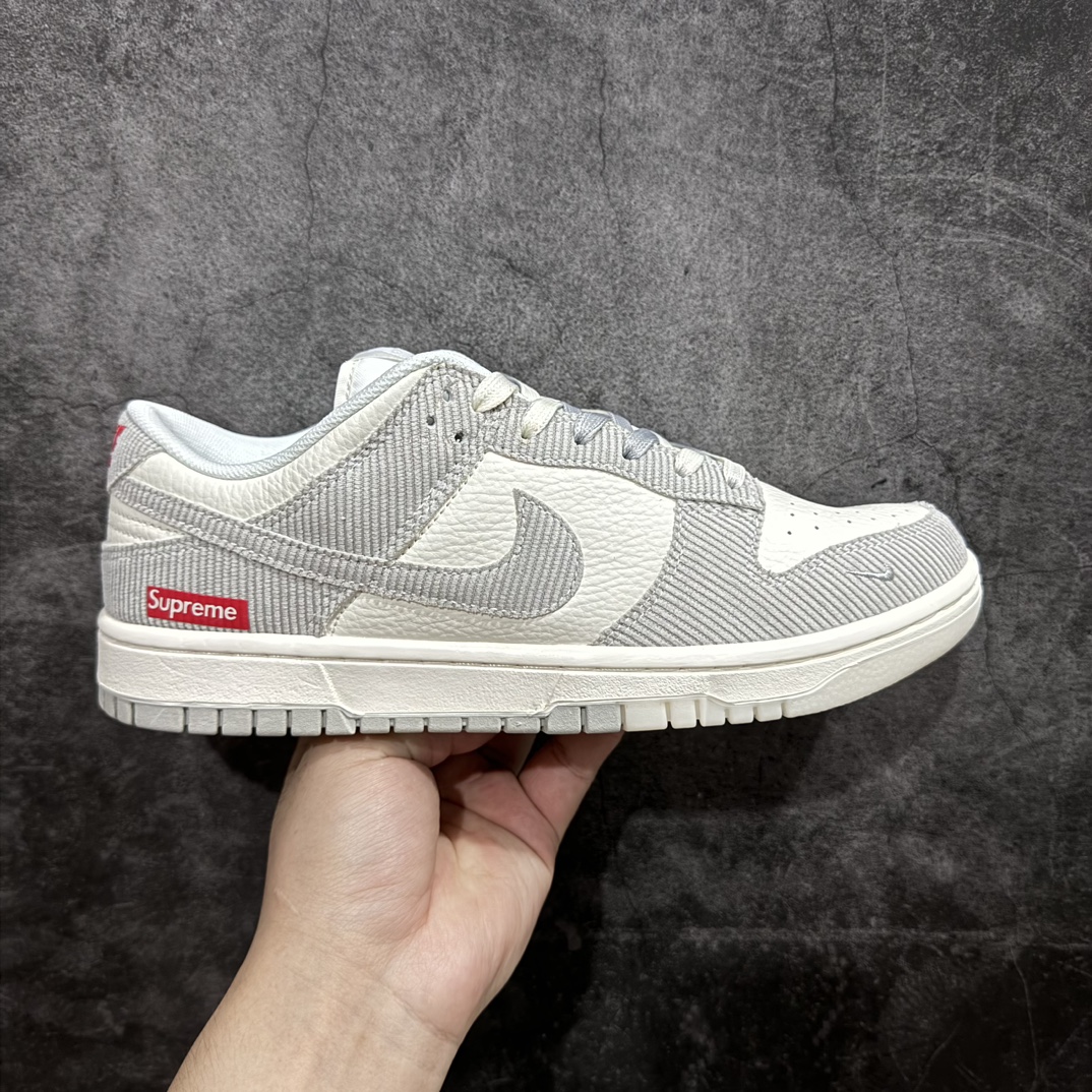 【定制版】Nike SB Dunk Low x Supreme 白灰n纯原大厂出品 极力推荐n原装头层材料 独家版型蒸餾加工n帶來的是更好的视觉和脚感体验n大厂纯原品质出货 清洁度 电绣工艺皮料切割干净无任何毛边 细节完美 官方货号：FC1688 143 尺码：36 36.5 37.5 38 38.5 39 40 40.5 41 42 42.5 43 44 44.5 45  编码：HXS260280-鞋库