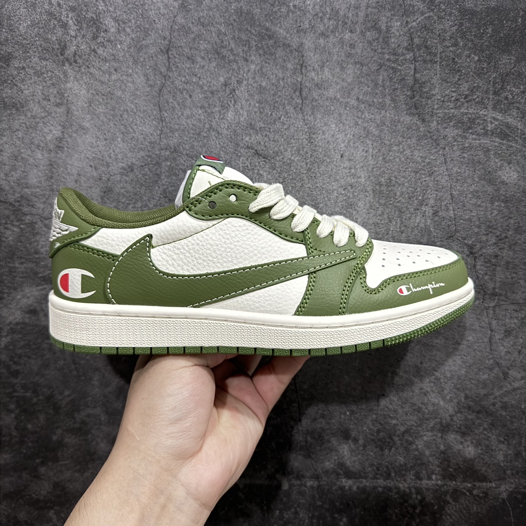 【定制版】Fragment x Travis Scott x Champion 冠军nAir Jordan 1 Low 三方联名倒钩性价比原盒出货 全新的三方联名低帮倒钩鞋面延续了黑脚趾设计，整双鞋以全荔枝皮打造，腰身搭配白色「倒勾」，再点缀上Travis Scott 标志性的Logo，后跟处以藤原浩最拿手的蓝色为主色调，完善极具Fragment Design的白蓝黑设计风格，左右脚分别以Travis Scott鬼脸和乔丹飞翼加以修饰，彰显出三方联名的奢华格调。 官方货号：QY1188 116 Size：36 36.5 37.5 38 38.5 39 40 40.5 41 42 42.5 43 44 44.5 45 编码：CC280300-鞋库